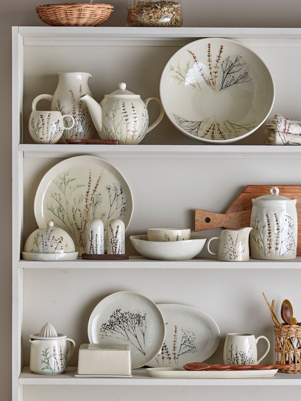 Weisses Salz- und Pfefferset aus Steingut, 3-teilig, mit Krakeleeglasur und handgestempeltem Muster, Bea von Bloomingville auf hellem Hintergrund.