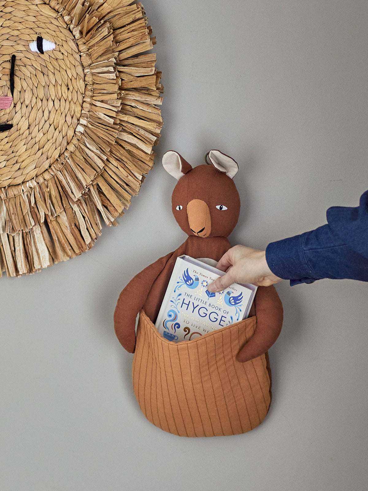 Toto Wandkorb, Braun, Leinen in Brown präsentiert im Onlineshop von KAQTU Design AG. Aufbewahrungskorb ist von Bloomingville Mini