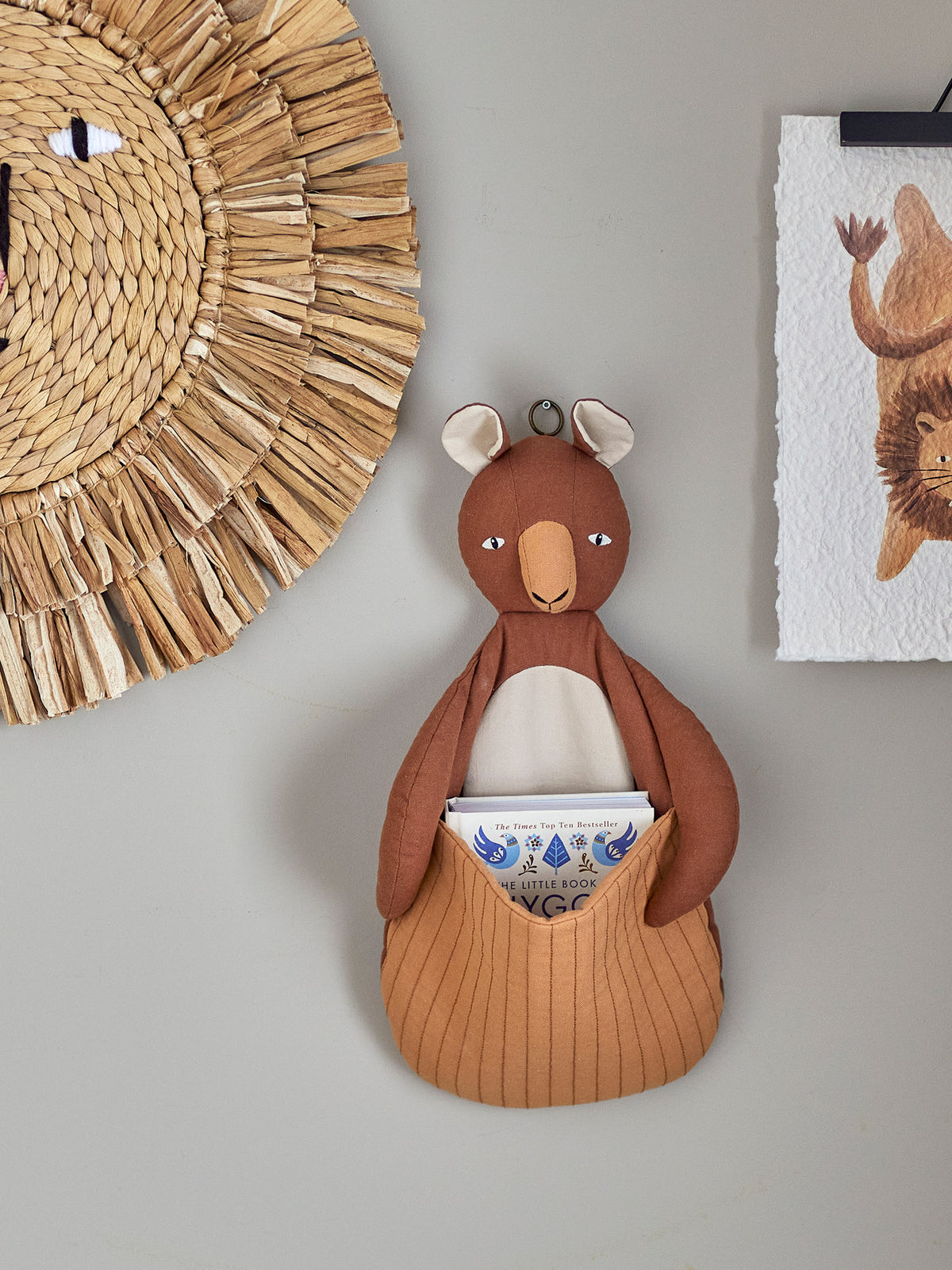 Toto Wandkorb, Braun, Leinen in Brown präsentiert im Onlineshop von KAQTU Design AG. Aufbewahrungskorb ist von Bloomingville Mini