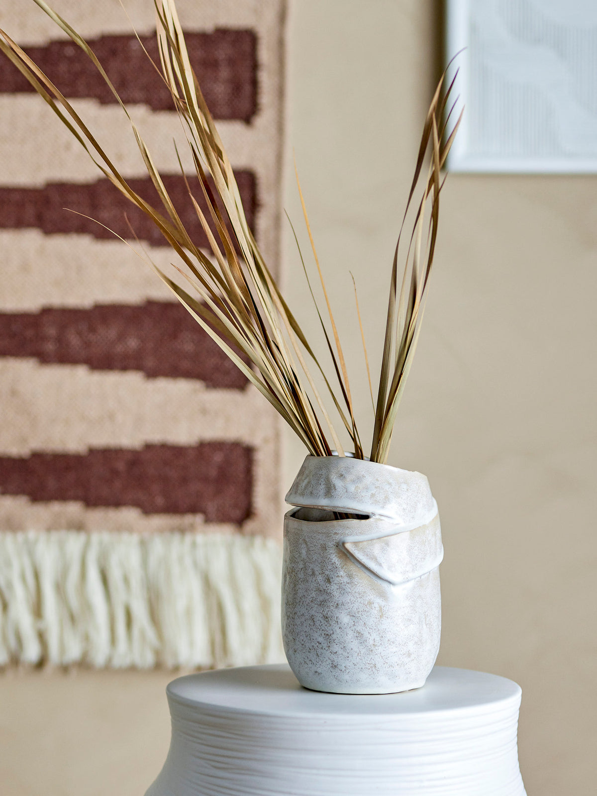 Beige Vase Abeera aus Steingut von Bloomingville, rundliche Form mit heller Glasur und natürlichen Farbnuancen, Durchmesser 14.5 cm, Höhe 20 cm