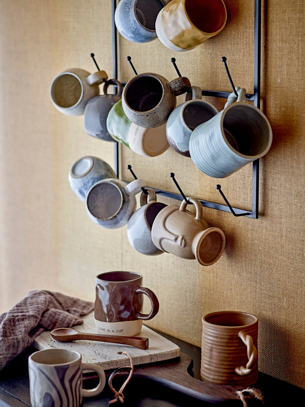 Sameen Becher, Braun, Steingut in Brown präsentiert im Onlineshop von KAQTU Design AG. Tasse ist von Bloomingville