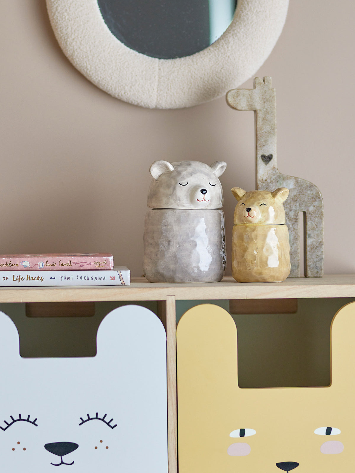 Puk Gefäss mit Deckel, Grau, Steingut in Grau präsentiert im Onlineshop von KAQTU Design AG. Wasserkrüge ist von Bloomingville Mini