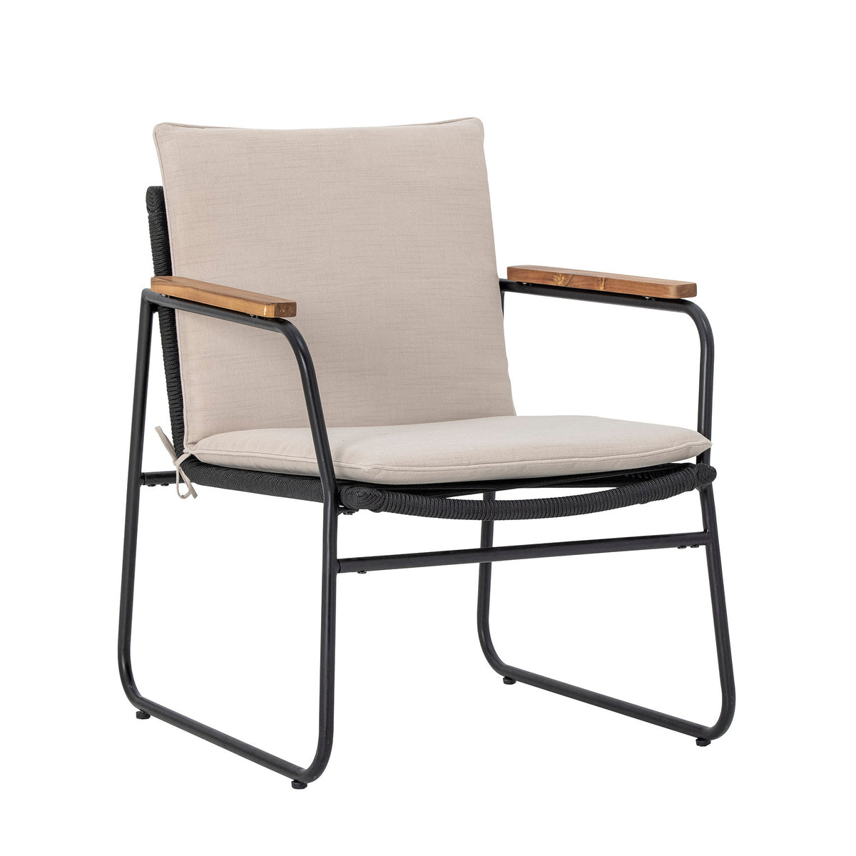 Hampton Loungesessel, Schwarz, Metall in Black präsentiert im Onlineshop von KAQTU Design AG. Outdoor-Sessel mit Armlehnen ist von Bloomingville