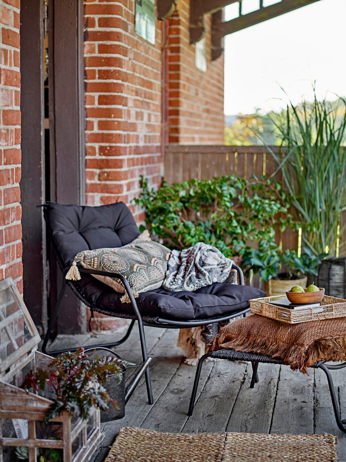 Boel Liegestuhl, Schwarz, Metall in Black präsentiert im Onlineshop von KAQTU Design AG. Outdoor-Sessel mit Armlehnen ist von Bloomingville