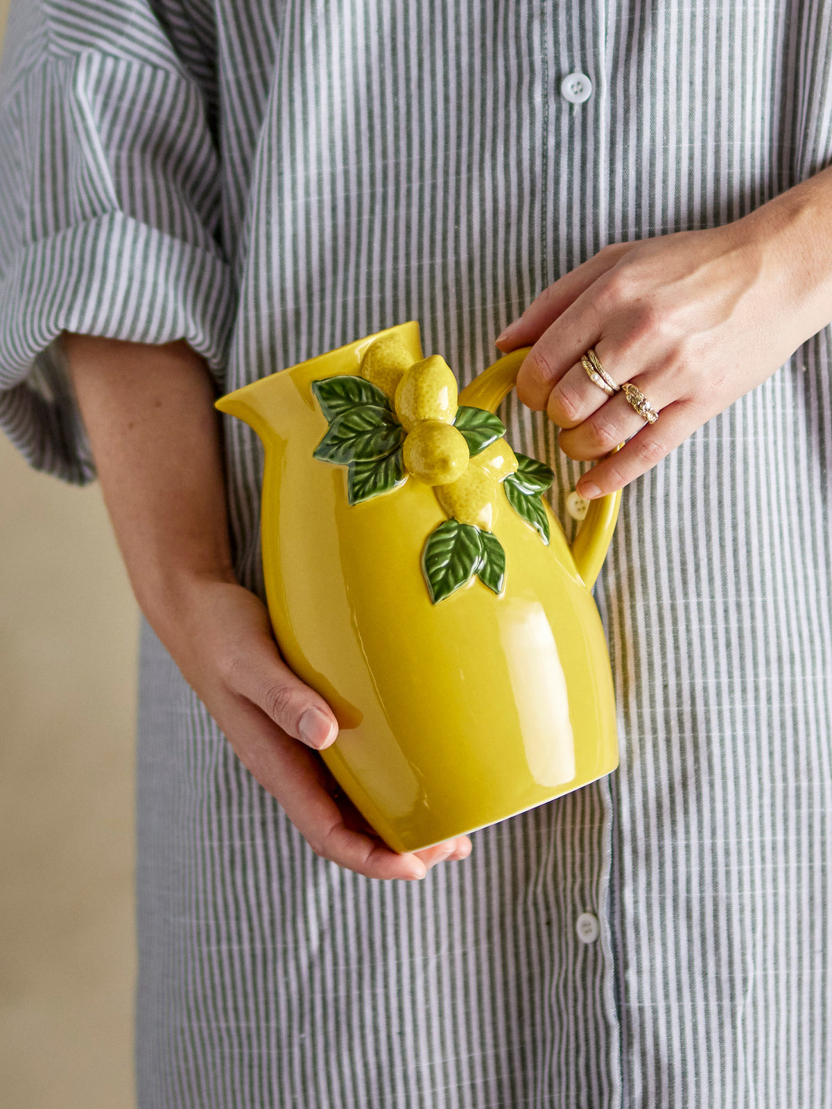 Limone Krug, Gelb, Steingut in Yellow präsentiert im Onlineshop von KAQTU Design AG. Kanne ist von Creative Collection