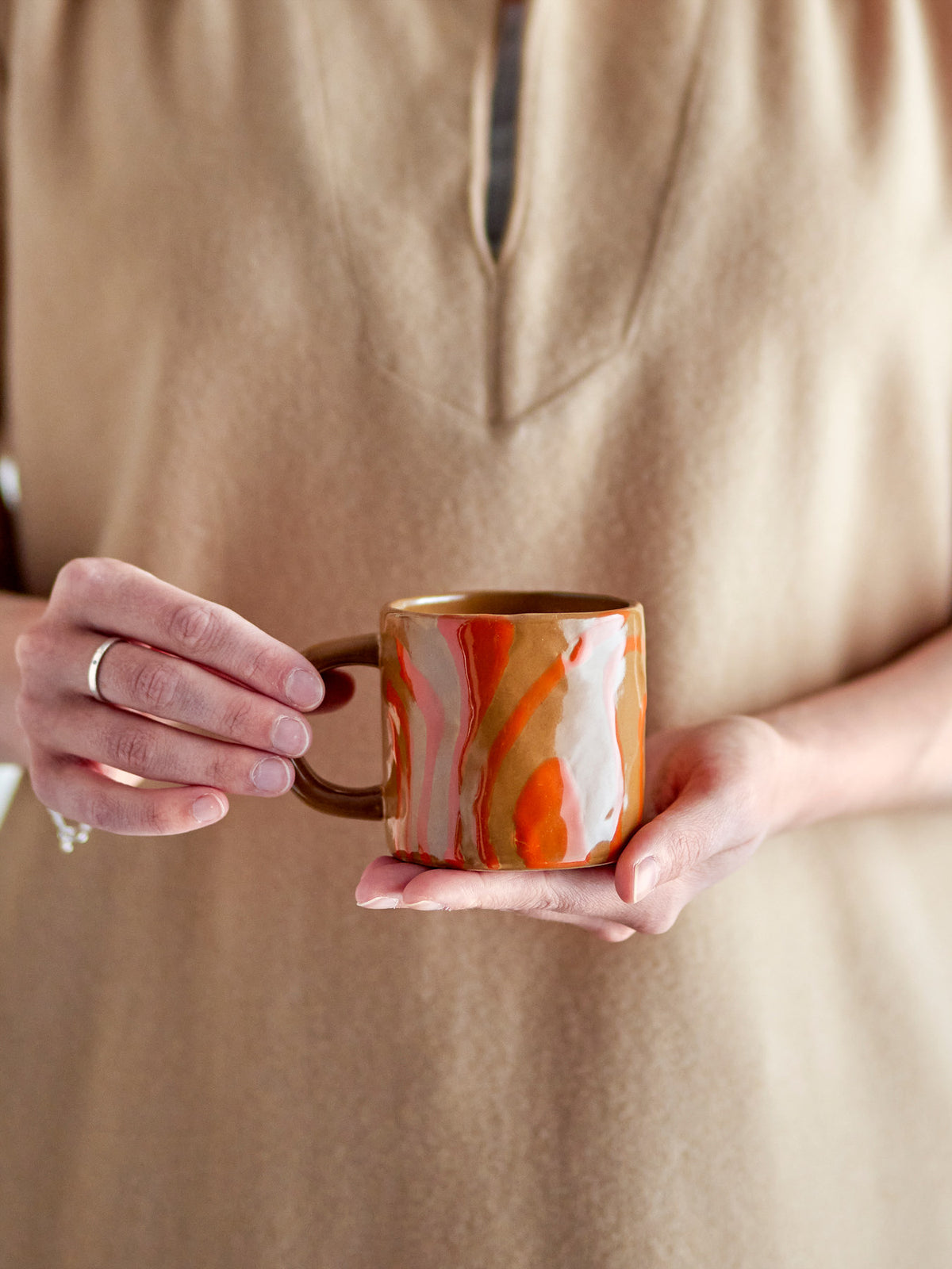 Ninka Becher, Orange, Steingut in Orange präsentiert im Onlineshop von KAQTU Design AG. Tasse ist von Bloomingville