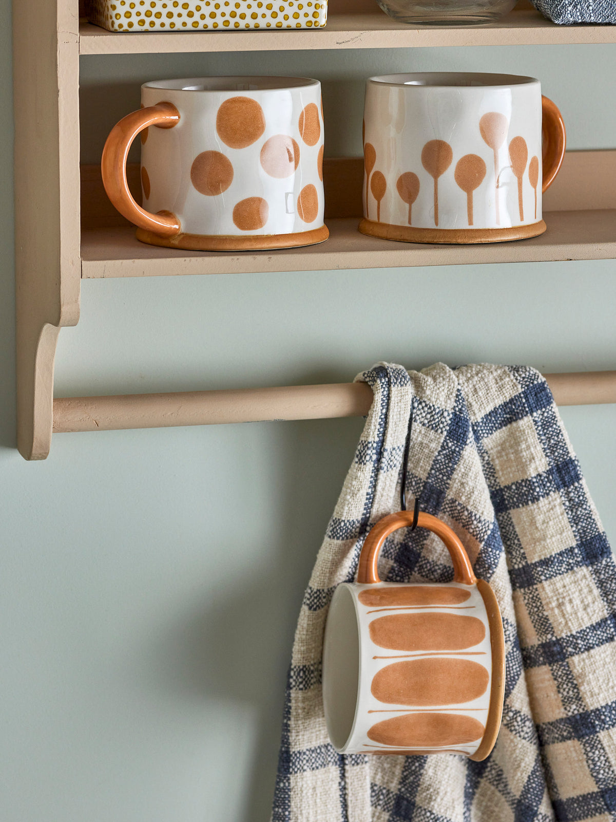 Linora Becher, Braun, Steingut in Braun präsentiert im Onlineshop von KAQTU Design AG. Tasse ist von Creative Collection