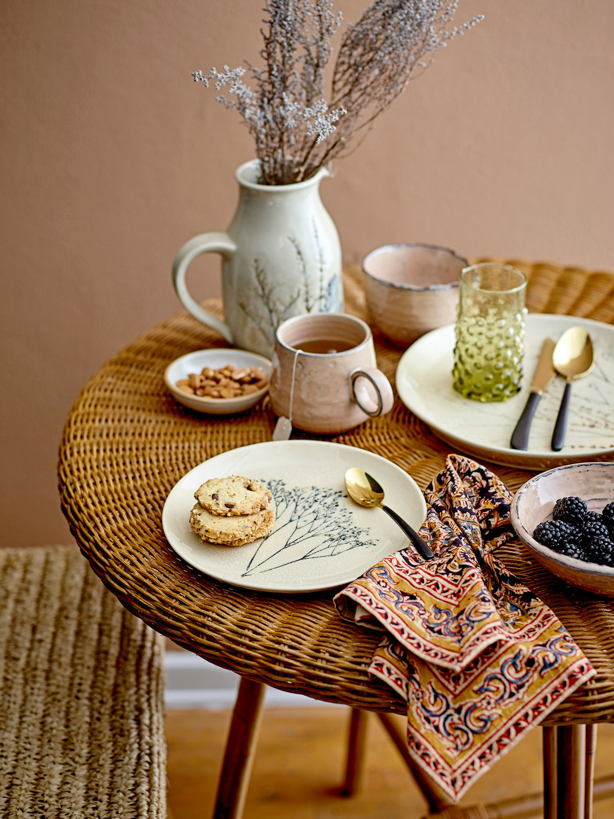 Bea Geschirrset aus weissem Steinzeug von Bloomingville mit Krakeleeglasur und handgemaltem Blumenmuster, bestehend aus Schalen und Tellern