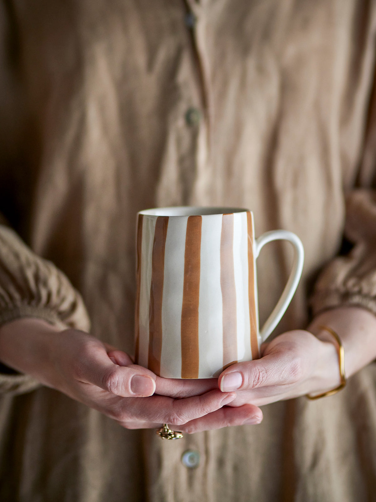 Begonia Becher, Braun, Steingut in Braun präsentiert im Onlineshop von KAQTU Design AG. Tasse ist von Creative Collection