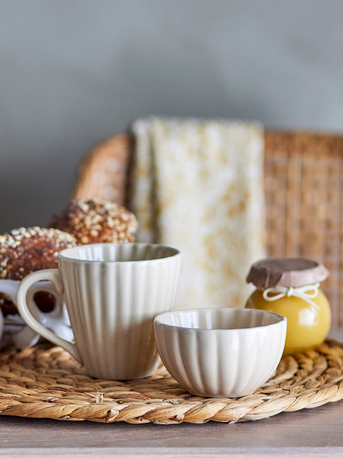 Beige Tasse aus Steingut mit massiver Glasur, Modell Latina von Bloomingville, klassische runde Form, Durchmesser und Höhe je 8.5 cm