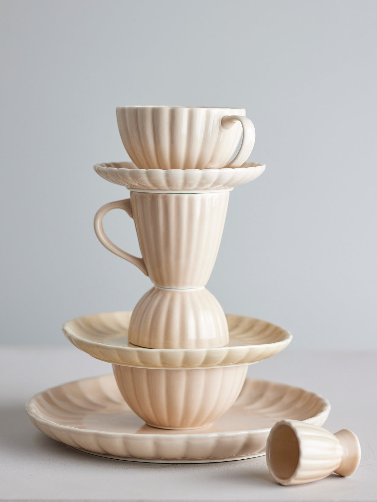 Beige Tasse aus Steingut mit massiver Glasur, Modell Latina von Bloomingville, klassische runde Form, Durchmesser und Höhe je 8.5 cm