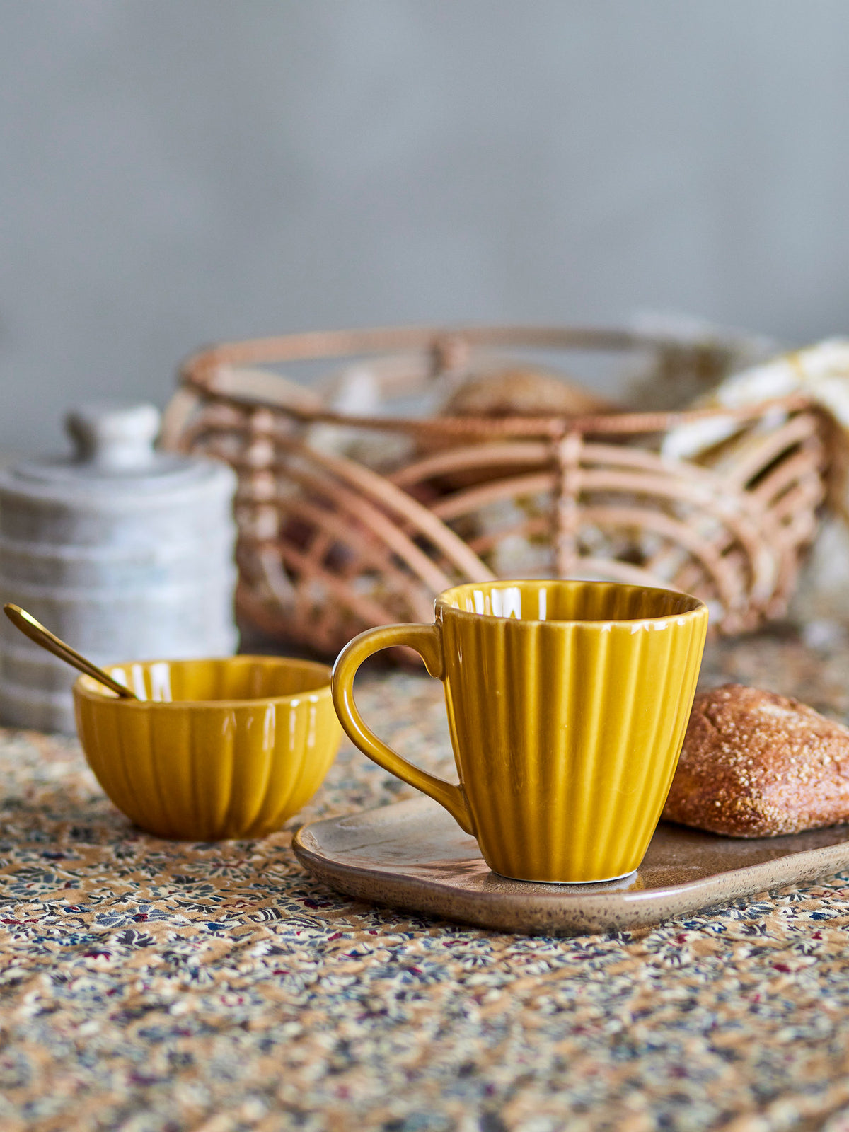 Latina Becher, Gelb, Steingut in Yellow präsentiert im Onlineshop von KAQTU Design AG. Tasse ist von Bloomingville
