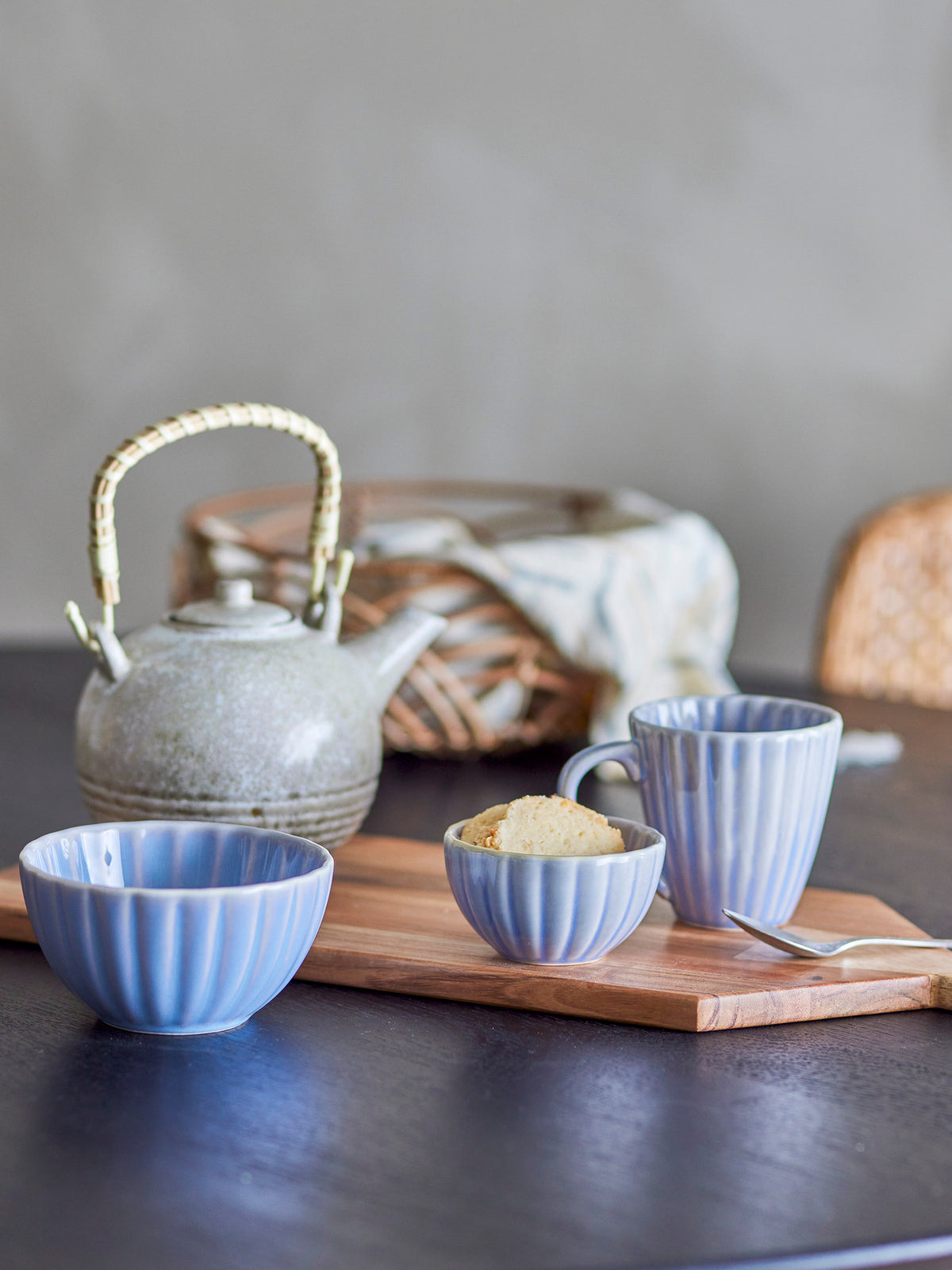 Latina Becher, Blue, Steingut in Blue präsentiert im Onlineshop von KAQTU Design AG. Tasse ist von Bloomingville