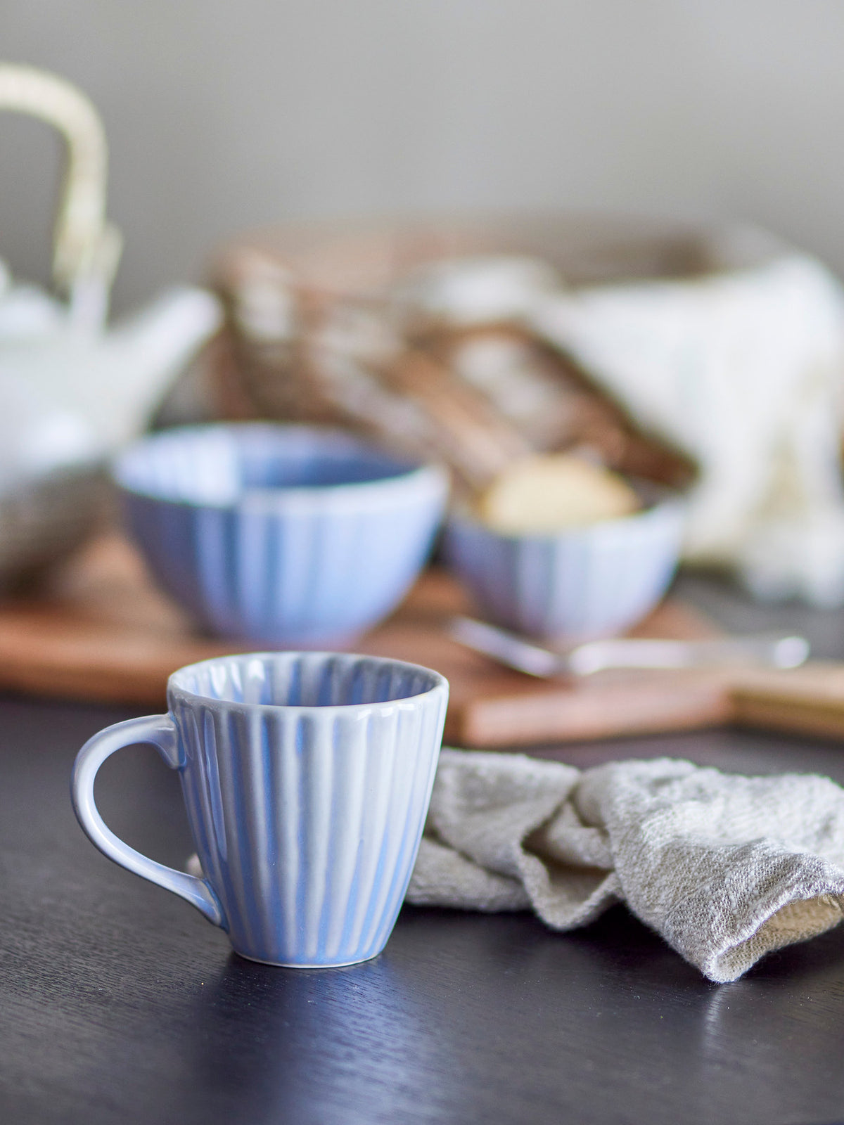 Latina Becher, Blue, Steingut in Blue präsentiert im Onlineshop von KAQTU Design AG. Tasse ist von Bloomingville