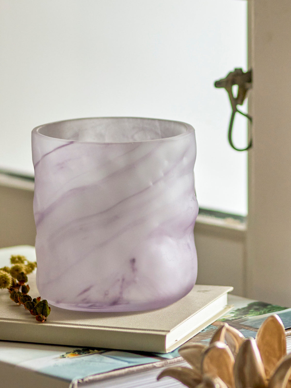 Moore Teelichthalter, Violett, Glas in Lila präsentiert im Onlineshop von KAQTU Design AG. Teelichthalter ist von Bloomingville