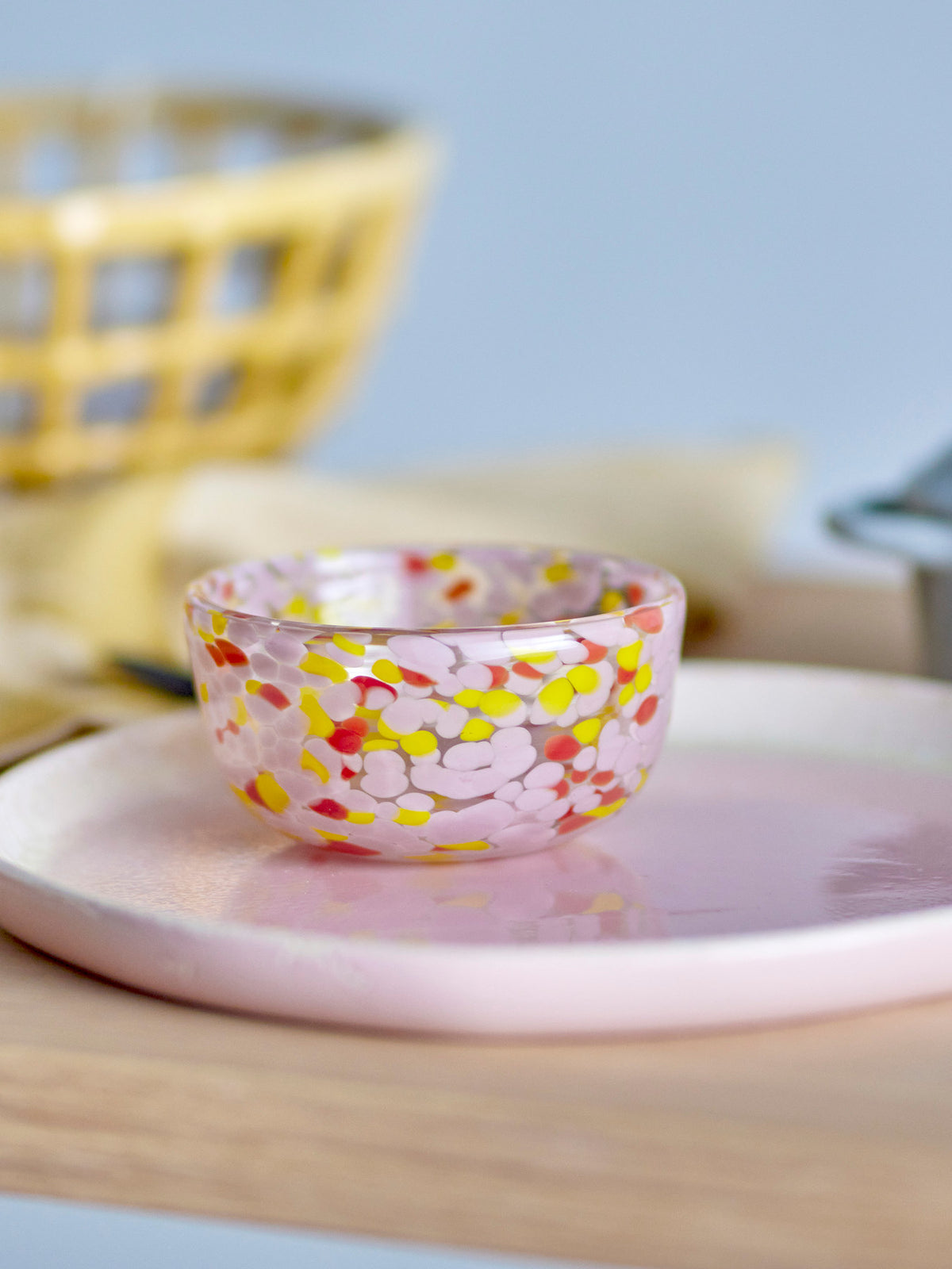 Lilya Schale, Rose, Glas in Rose präsentiert im Onlineshop von KAQTU Design AG. Schale ist von Bloomingville