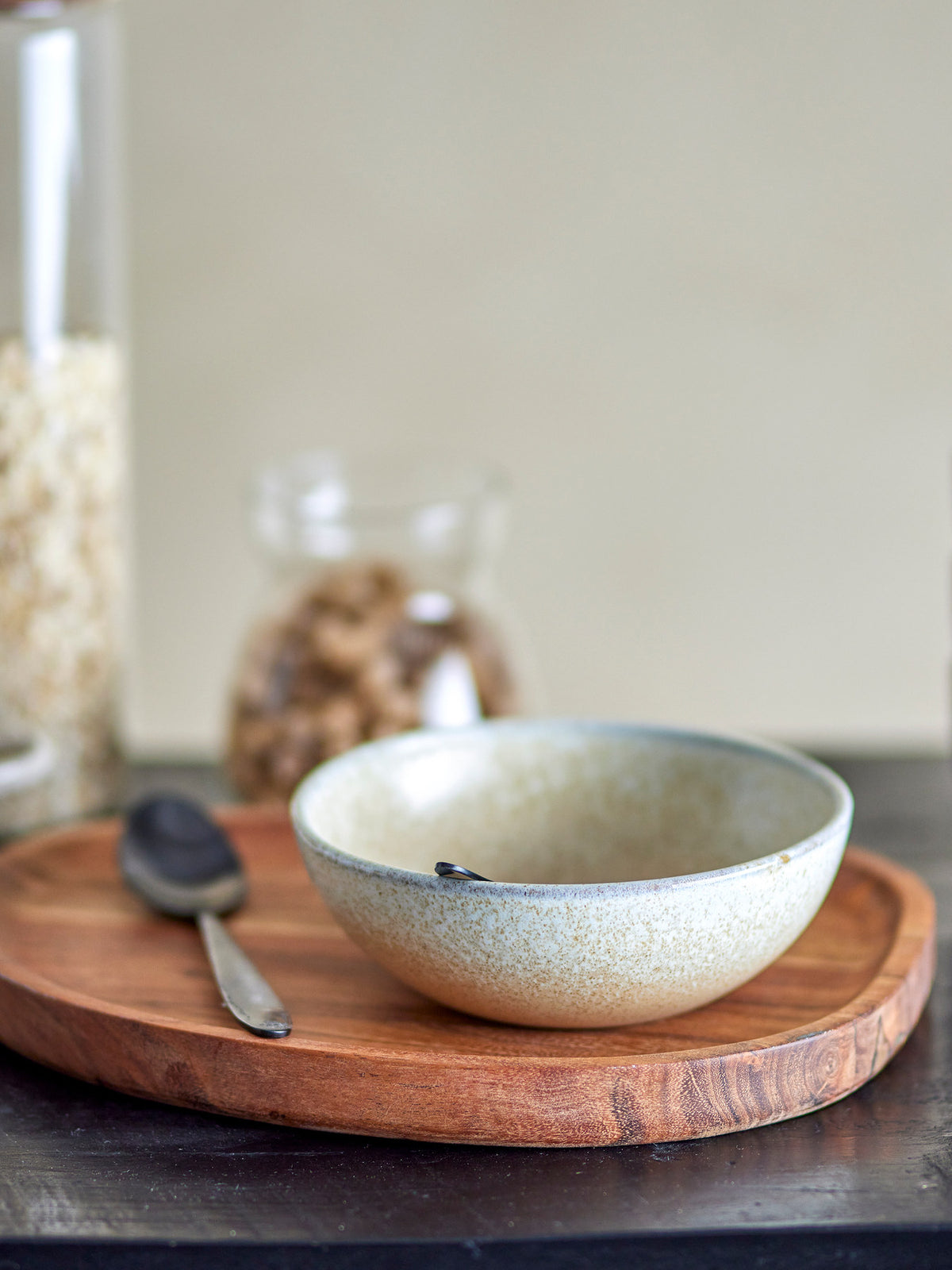Paula Frühstück Set in Beige aus Steingut von Bloomingville mit Tassen, Tellern und Schalen, reaktive Glasur mit leichten Farbabweichungen