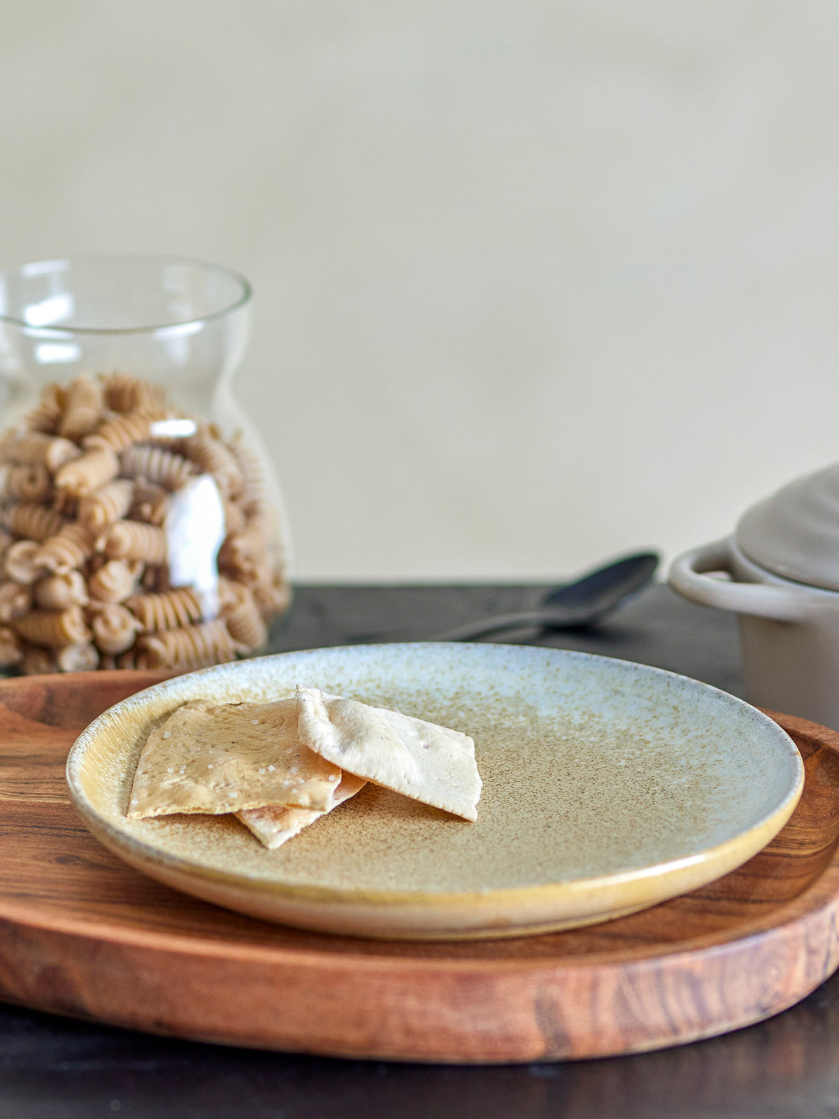 Paula Frühstück Set in Beige aus Steingut von Bloomingville mit Tassen, Tellern und Schalen, reaktive Glasur mit leichten Farbabweichungen