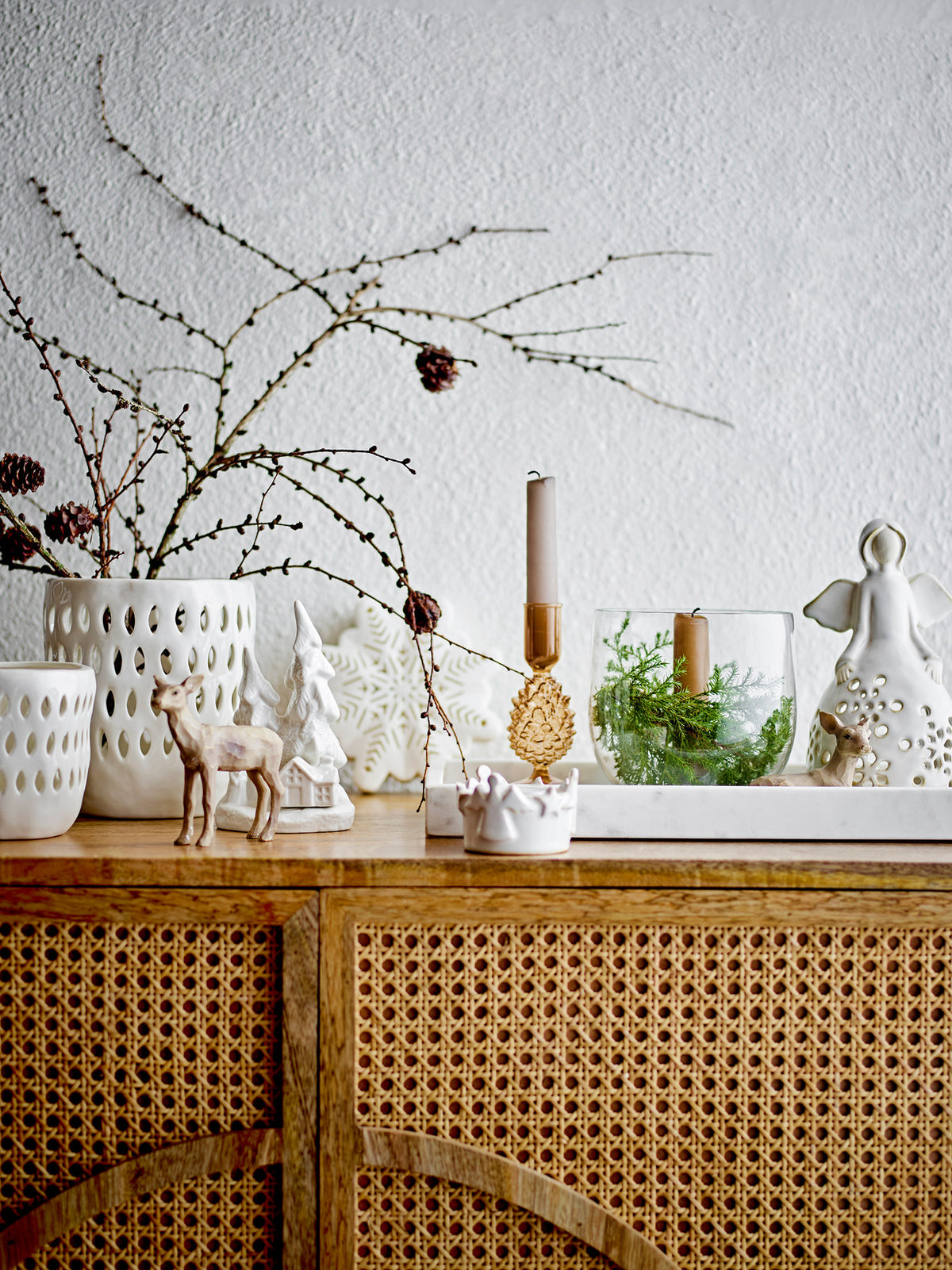 Fadima Deko, Weiss, Steingut in Weiss präsentiert im Onlineshop von KAQTU Design AG. Kunstgegenstände ist von Bloomingville