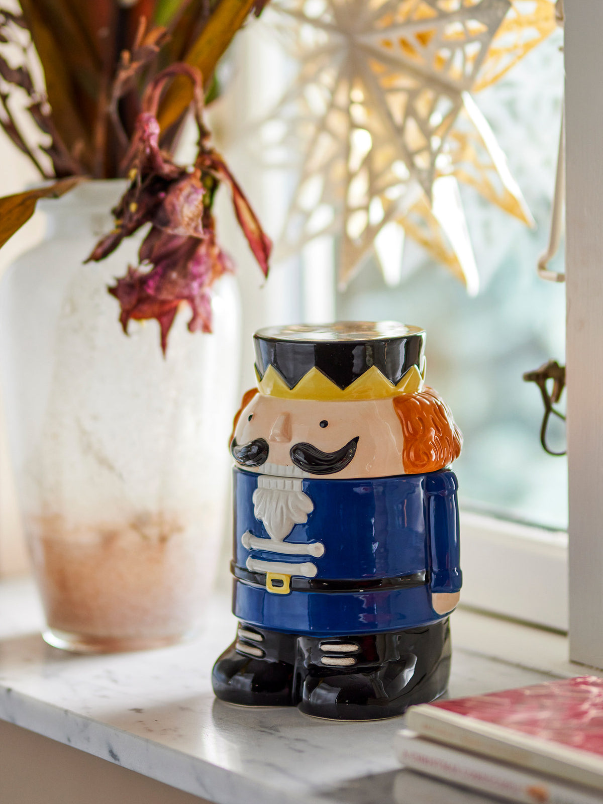 Feast Gefäss mit Deckel, Blue, Steingut in Blau präsentiert im Onlineshop von KAQTU Design AG. Wasserkrüge ist von Bloomingville