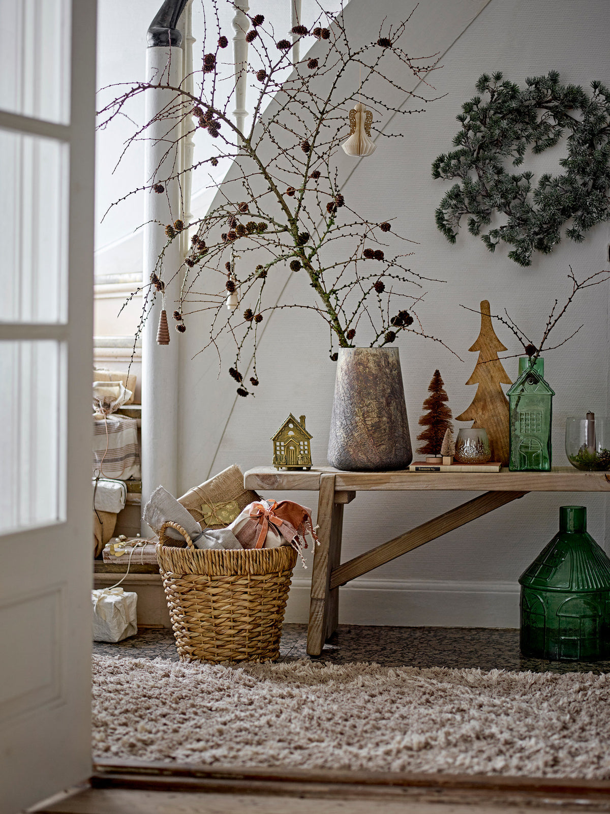 Cedar Kranz, Grün, Künstliche Blumen in Grün präsentiert im Onlineshop von KAQTU Design AG. Weihnachtskränze ist von Bloomingville