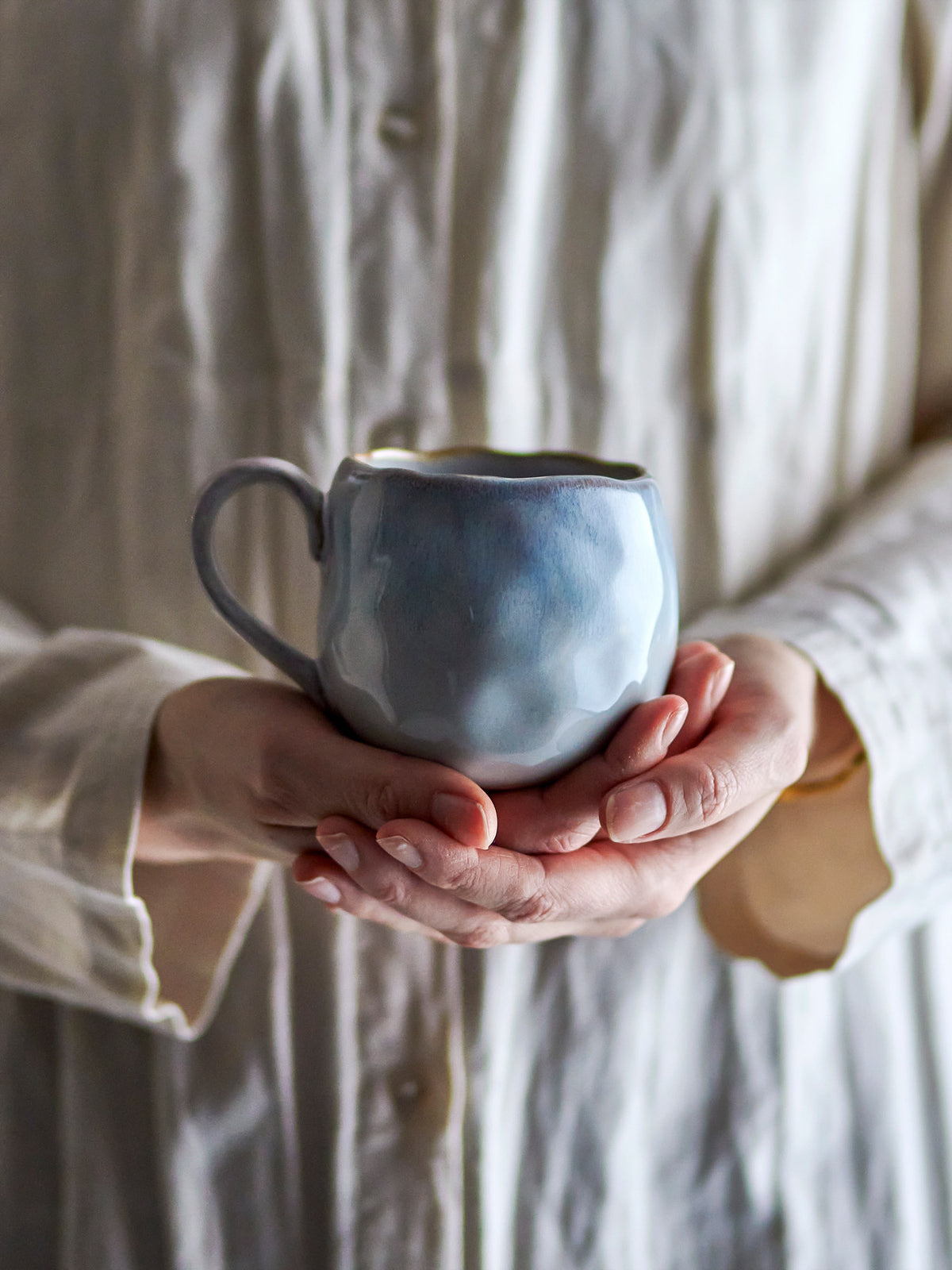 Estella Tasse, Blue, Steingut in Blau präsentiert im Onlineshop von KAQTU Design AG. Tasse ist von Bloomingville