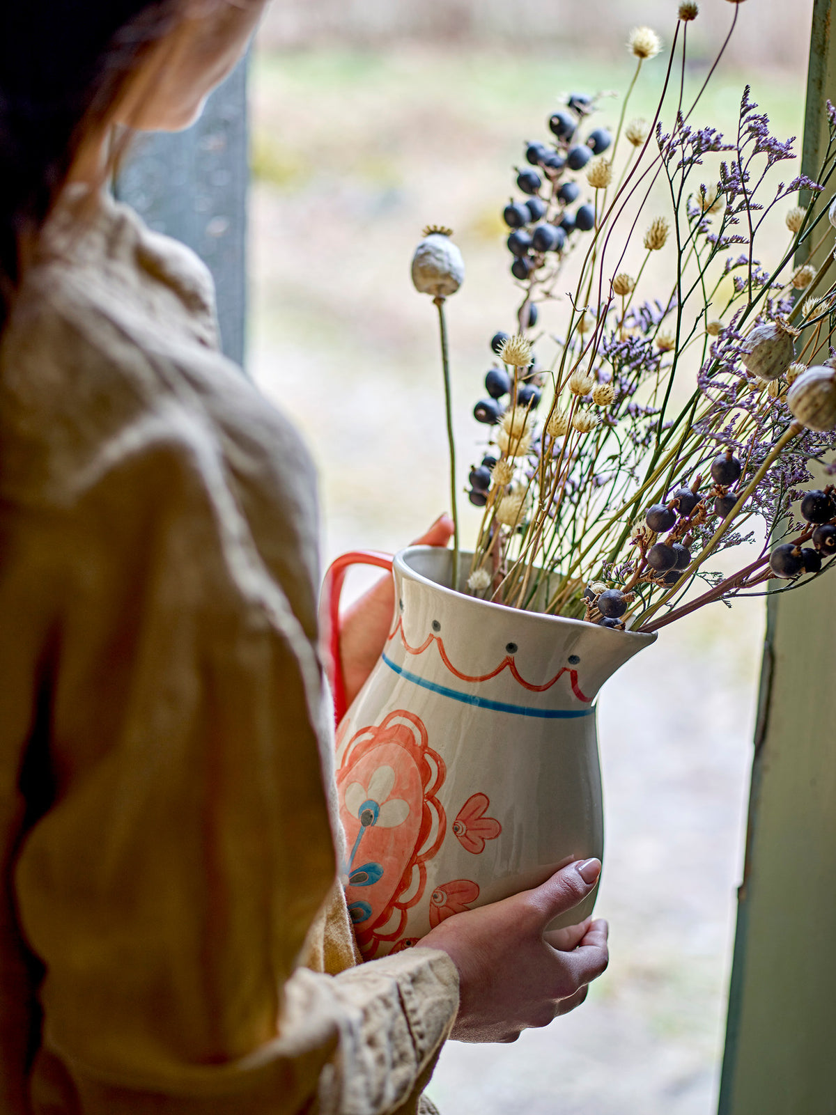 Weisser Wasserkrug aus Steingut mit Blumenmotiv in Pink und Blau, rosa Griff, handdekoriert, Modell Odina von Bloomingville