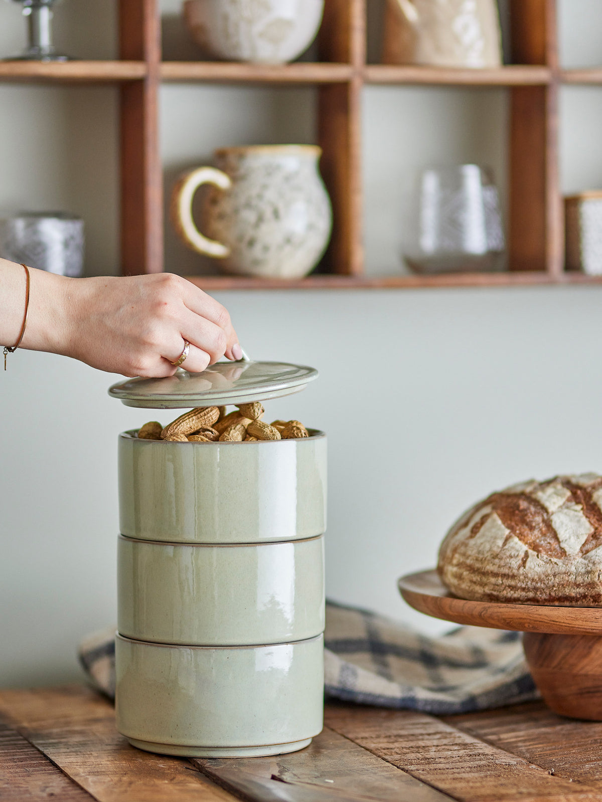 Ebba Gefäss mit Deckel, Grün, Steingut in Grün präsentiert im Onlineshop von KAQTU Design AG. Wasserkrüge ist von Creative Collection