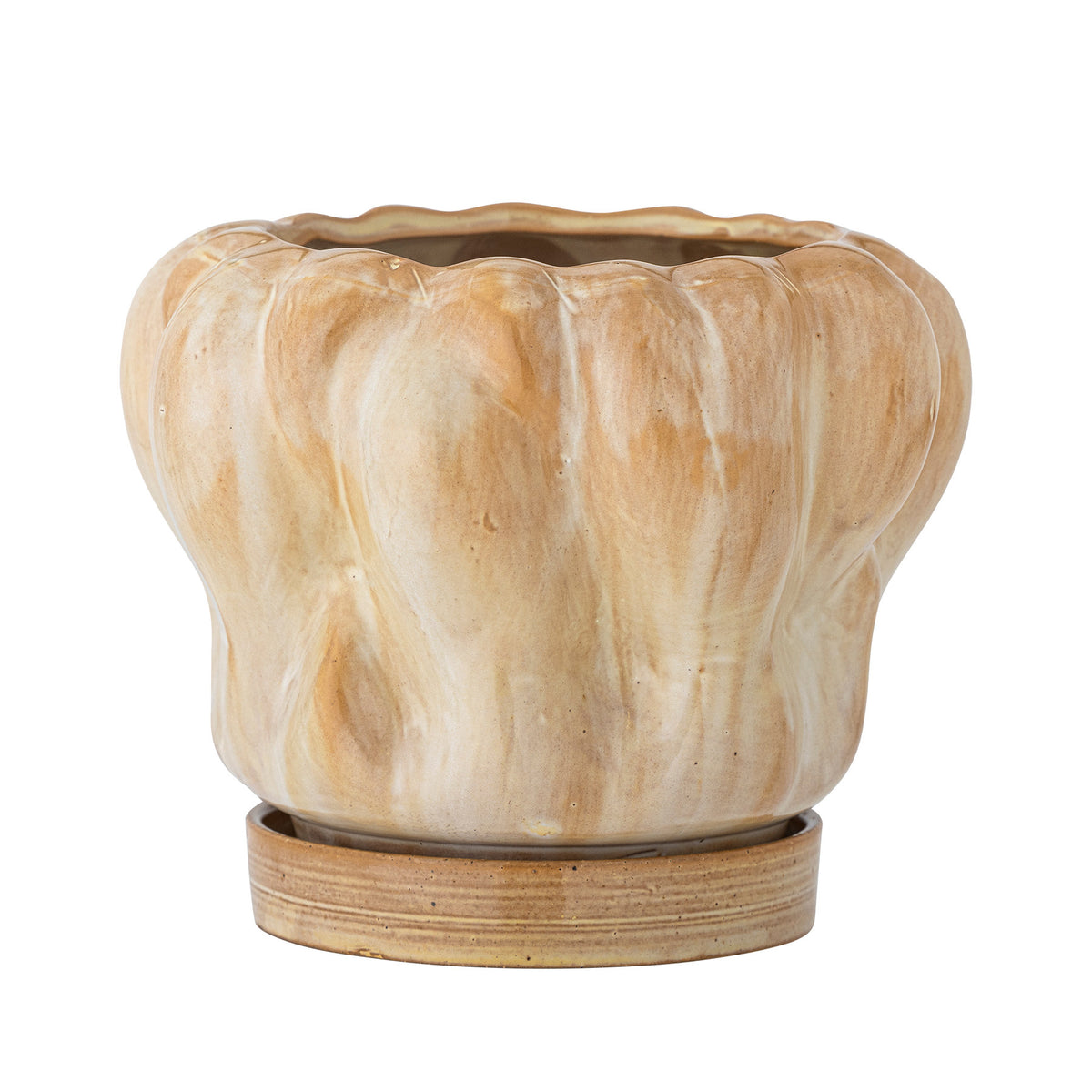 Beiger Blumentopf aus Steingut mit passender Untertasse, kürbisförmig mit senkrechten Rillen und gewelltem Rand, Serie Hollis von Bloomingville.