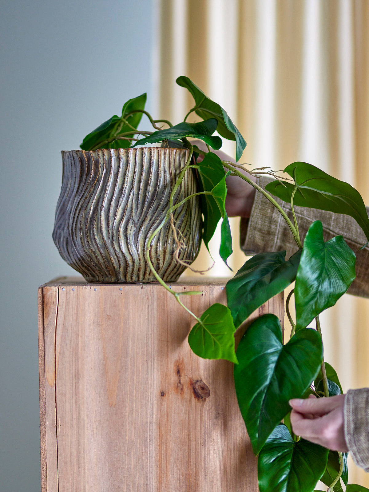 Dua Blumentopf, Grün, Steingut in Grün präsentiert im Onlineshop von KAQTU Design AG. Blumentopf ist von Bloomingville