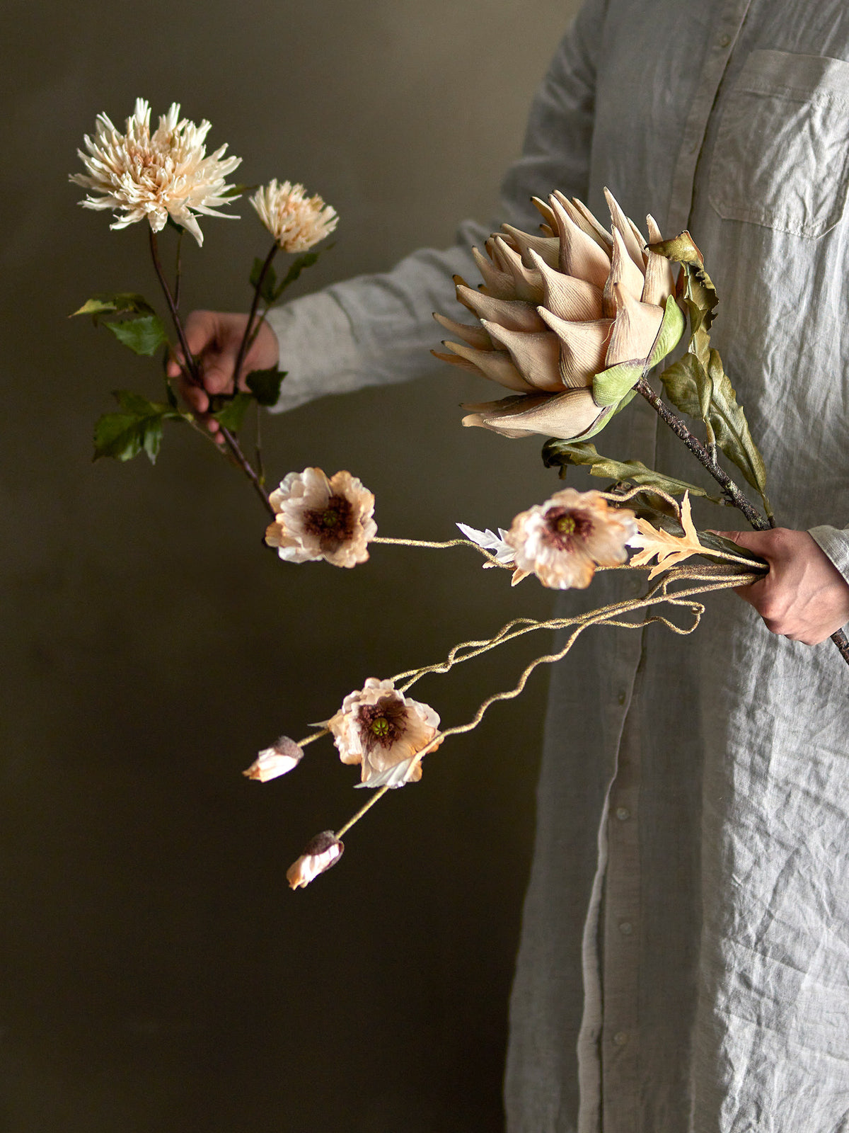 Kunstblume Protea Stiel in Beige von Bloomingville mit cremefarbenen Blütenblättern aus PE, Eisen und Polyester, Höhe 76 cm, dekorativ angeordnet.