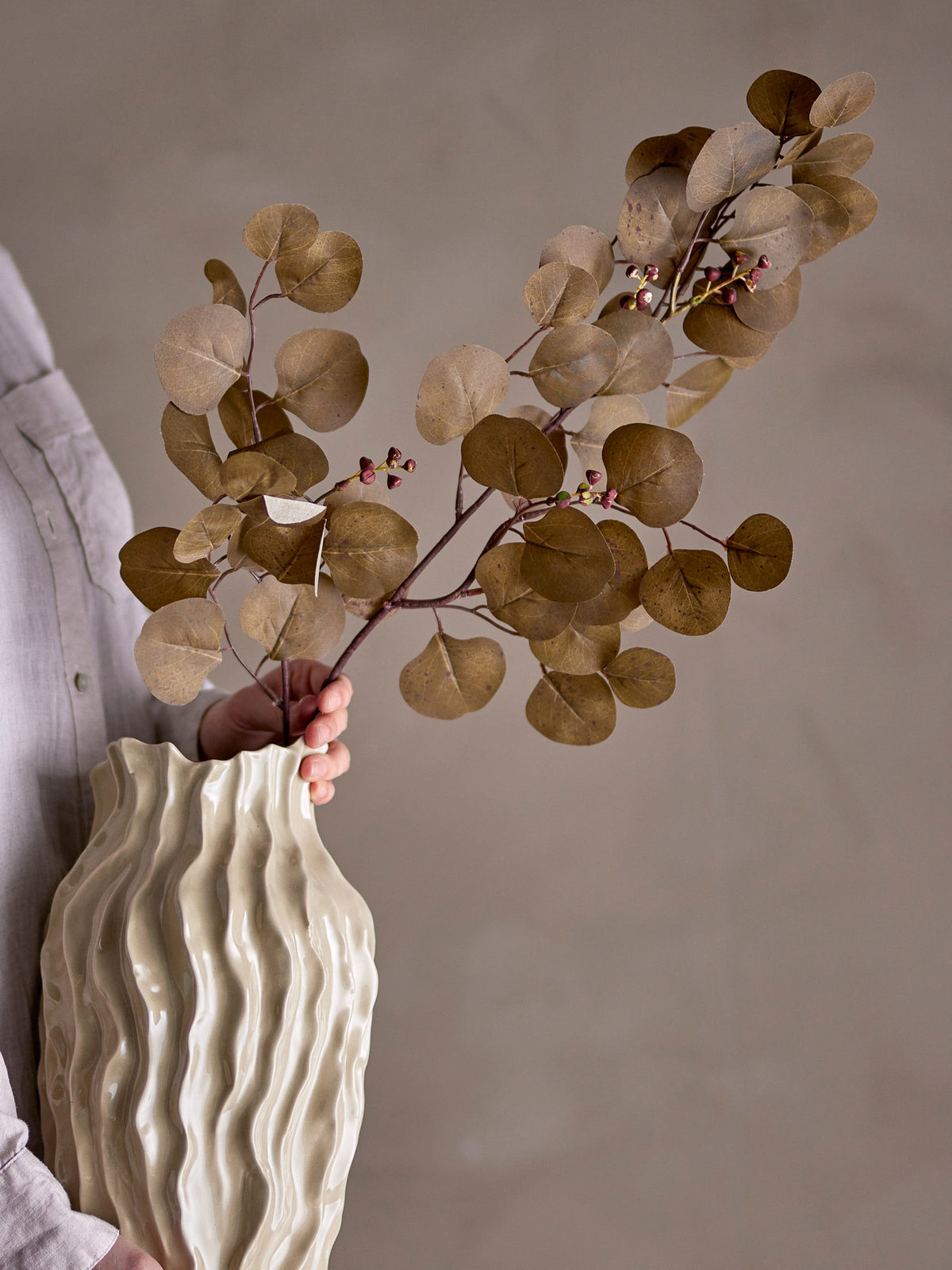 Eucalyptus Stiel, Braun, Künstliche Blumen in Braun präsentiert im Onlineshop von KAQTU Design AG. Kunstblume ist von Bloomingville