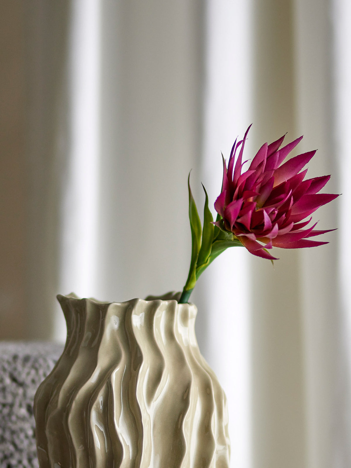 Lily Stiel, Violett, Künstliche Blumen in Lila präsentiert im Onlineshop von KAQTU Design AG. Kunstblume ist von Bloomingville