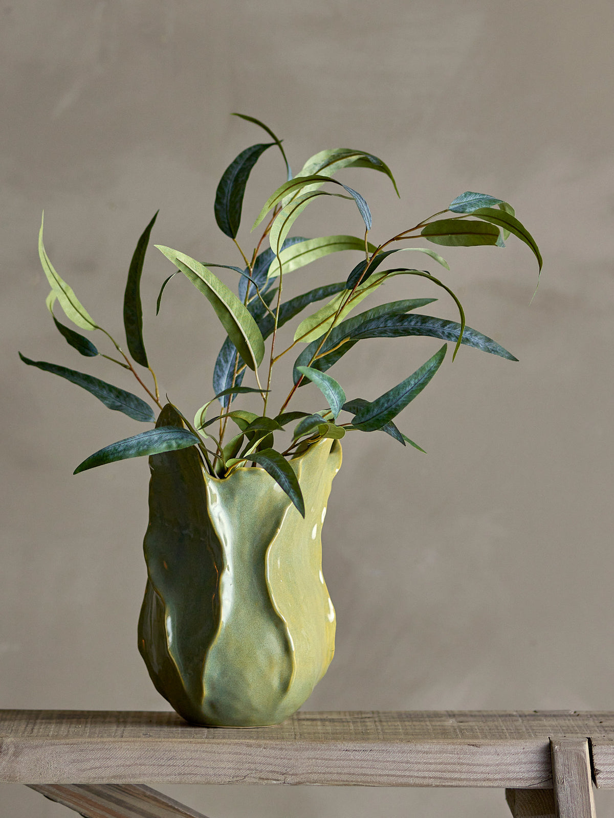 Eucalyptus Stiel, Grün, Künstliche Blumen in Grün präsentiert im Onlineshop von KAQTU Design AG. Kunstblume ist von Bloomingville