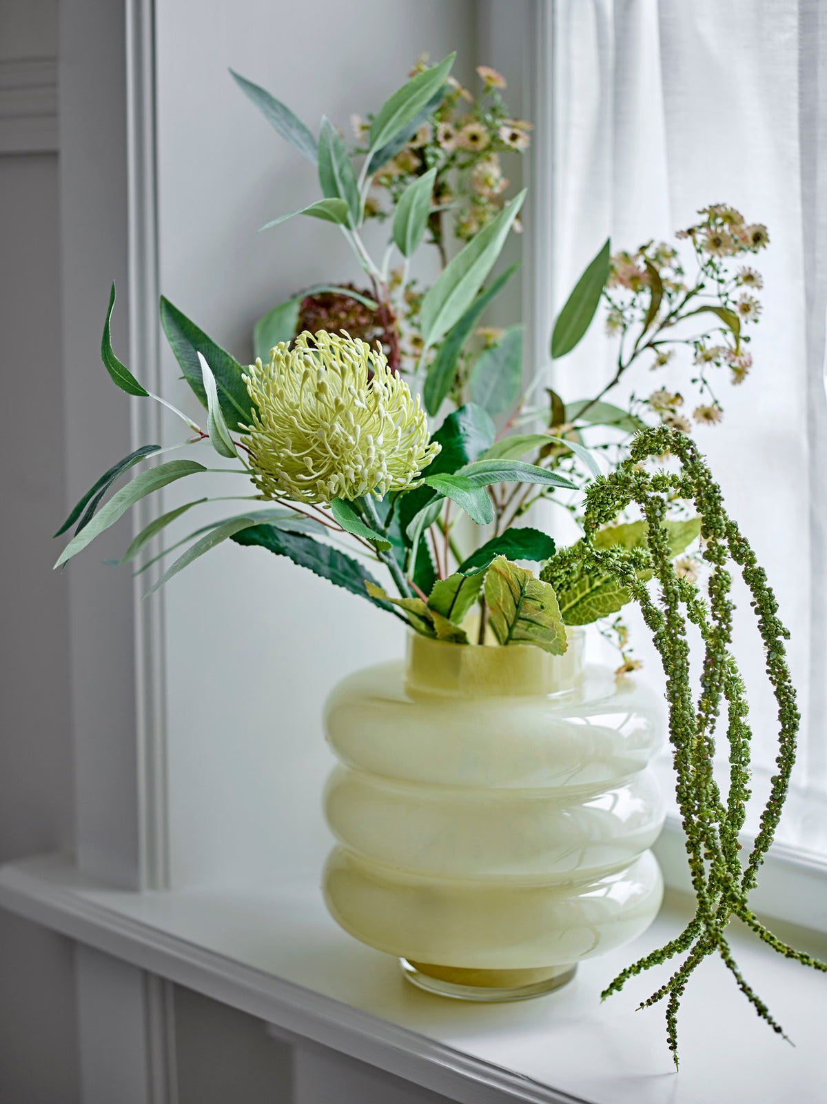 Eucalyptus Stiel, Grün, Künstliche Blumen in Grün präsentiert im Onlineshop von KAQTU Design AG. Kunstblume ist von Bloomingville