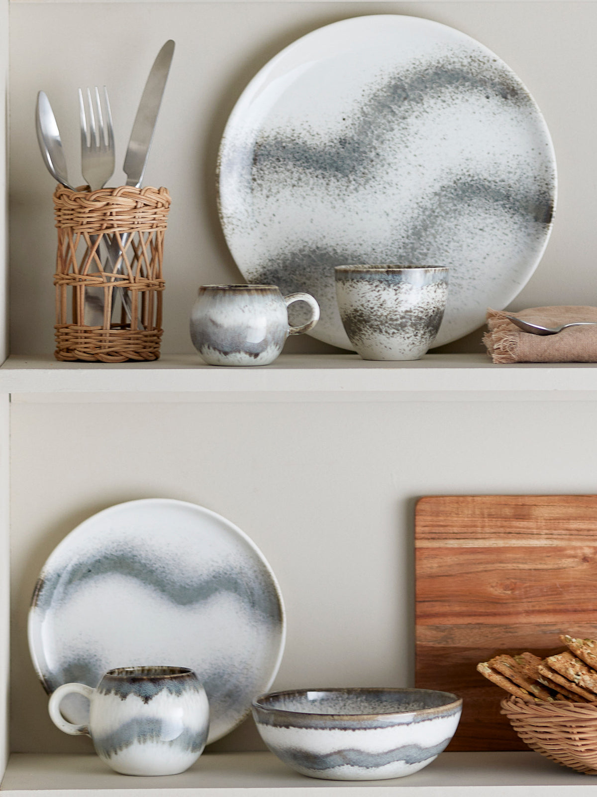 Paula Frühstück Set, Grau, Steingut in Grau präsentiert im Onlineshop von KAQTU Design AG. Geschirrset ist von Bloomingville