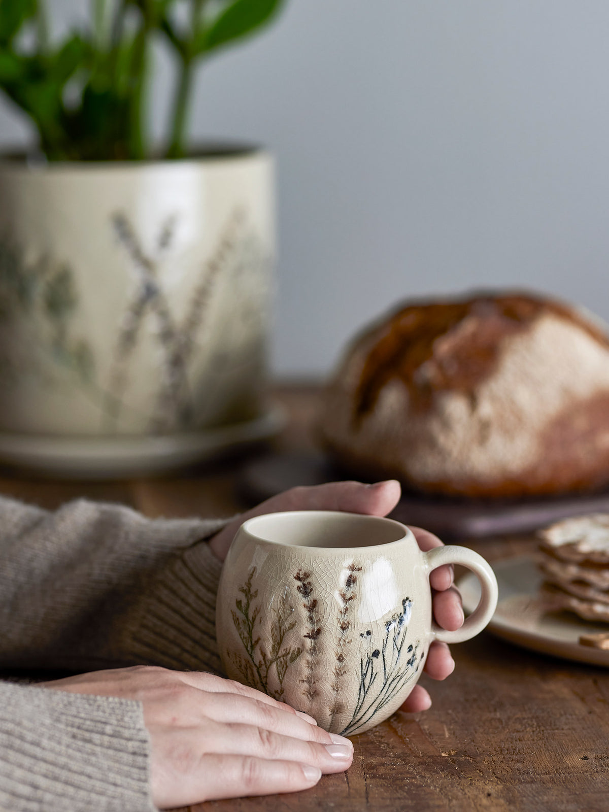 Weisse Steingut-Tasse Bea von Bloomingville mit floralem Muster und Krakeleeglasur