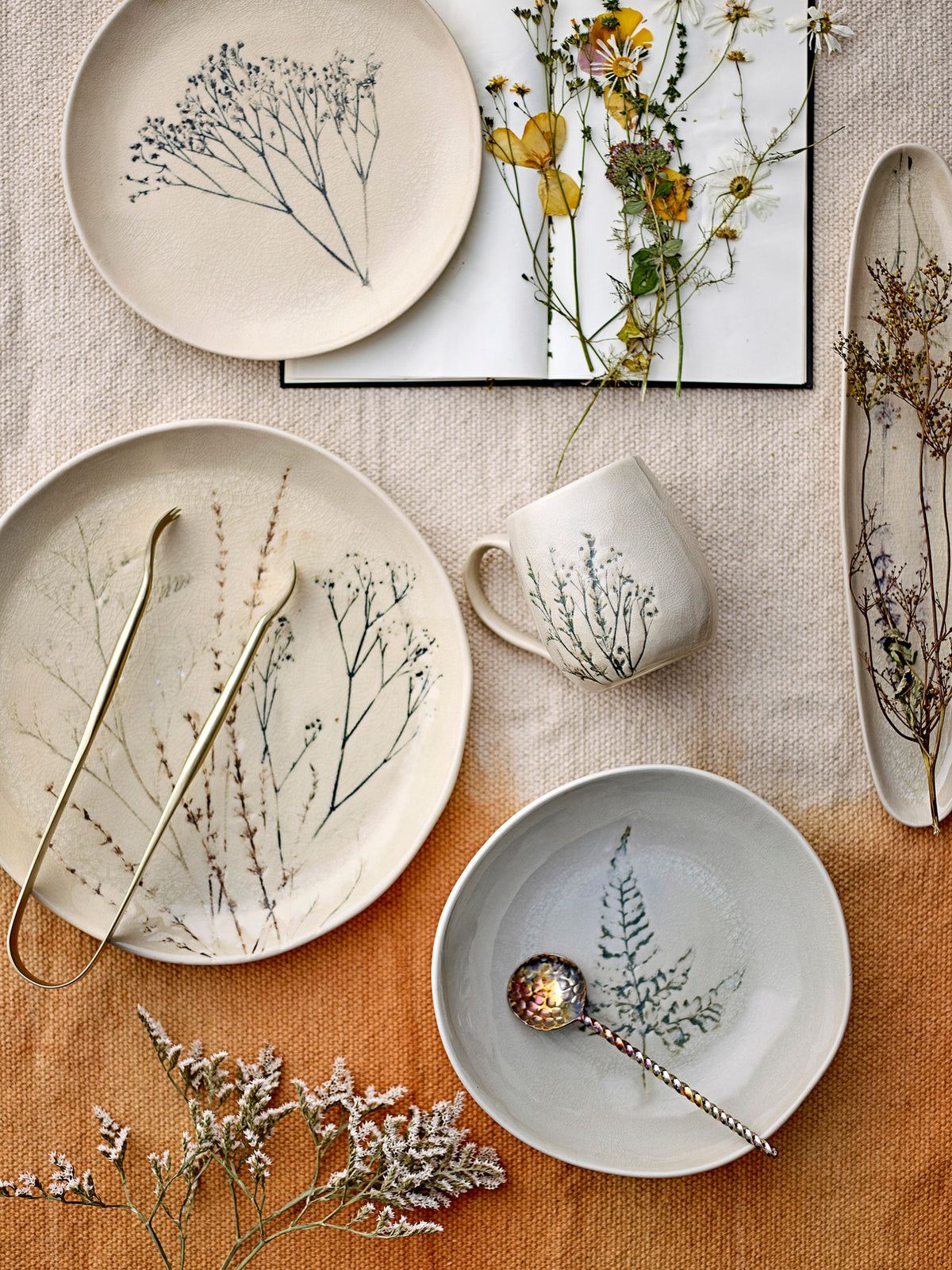 Weisser Steingutteller Bea von Bloomingville mit Blumenmotiv und Craquelé-Glasur