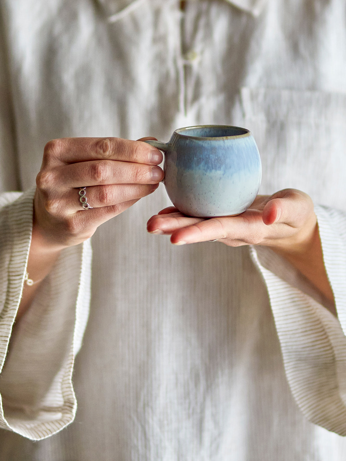 Paula Espressotasse, Blue, Steingut in Blau präsentiert im Onlineshop von KAQTU Design AG. Espressotassen ist von Bloomingville