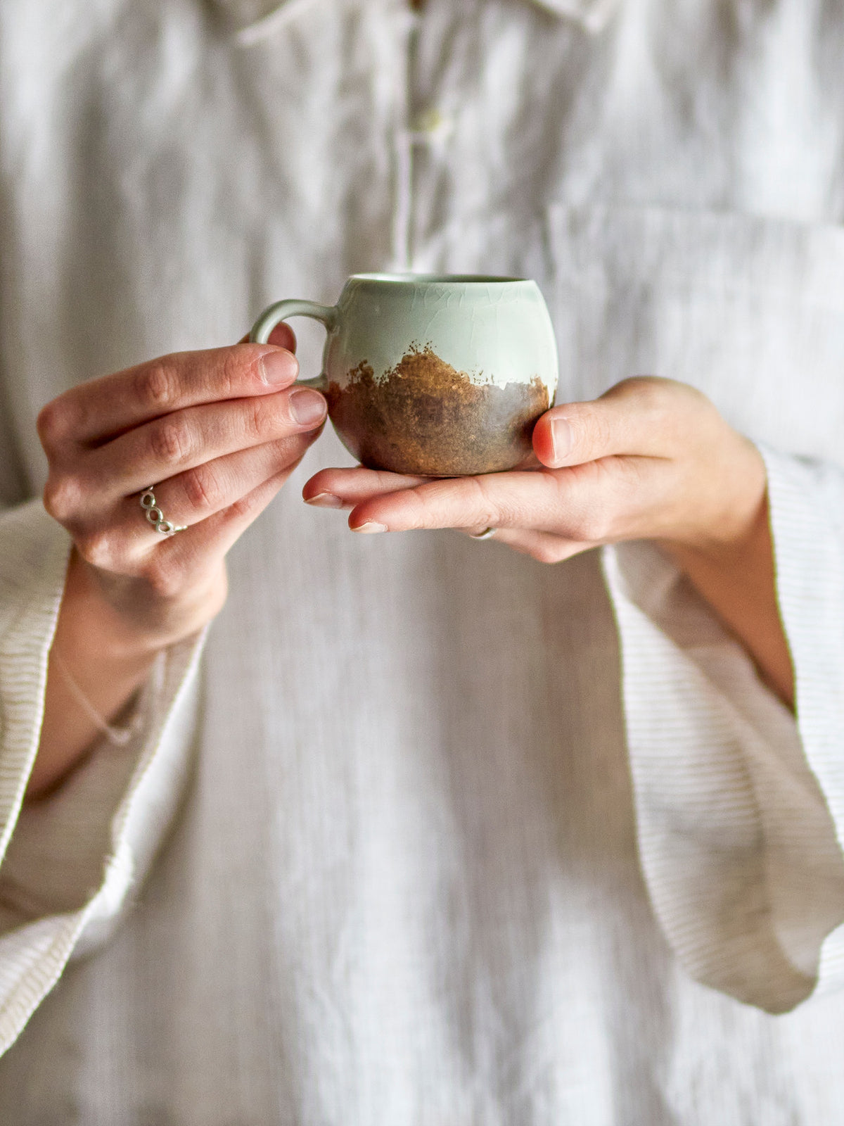 Paula Espressotasse, Braun, Steingut in Braun präsentiert im Onlineshop von KAQTU Design AG. Espressotassen ist von Bloomingville