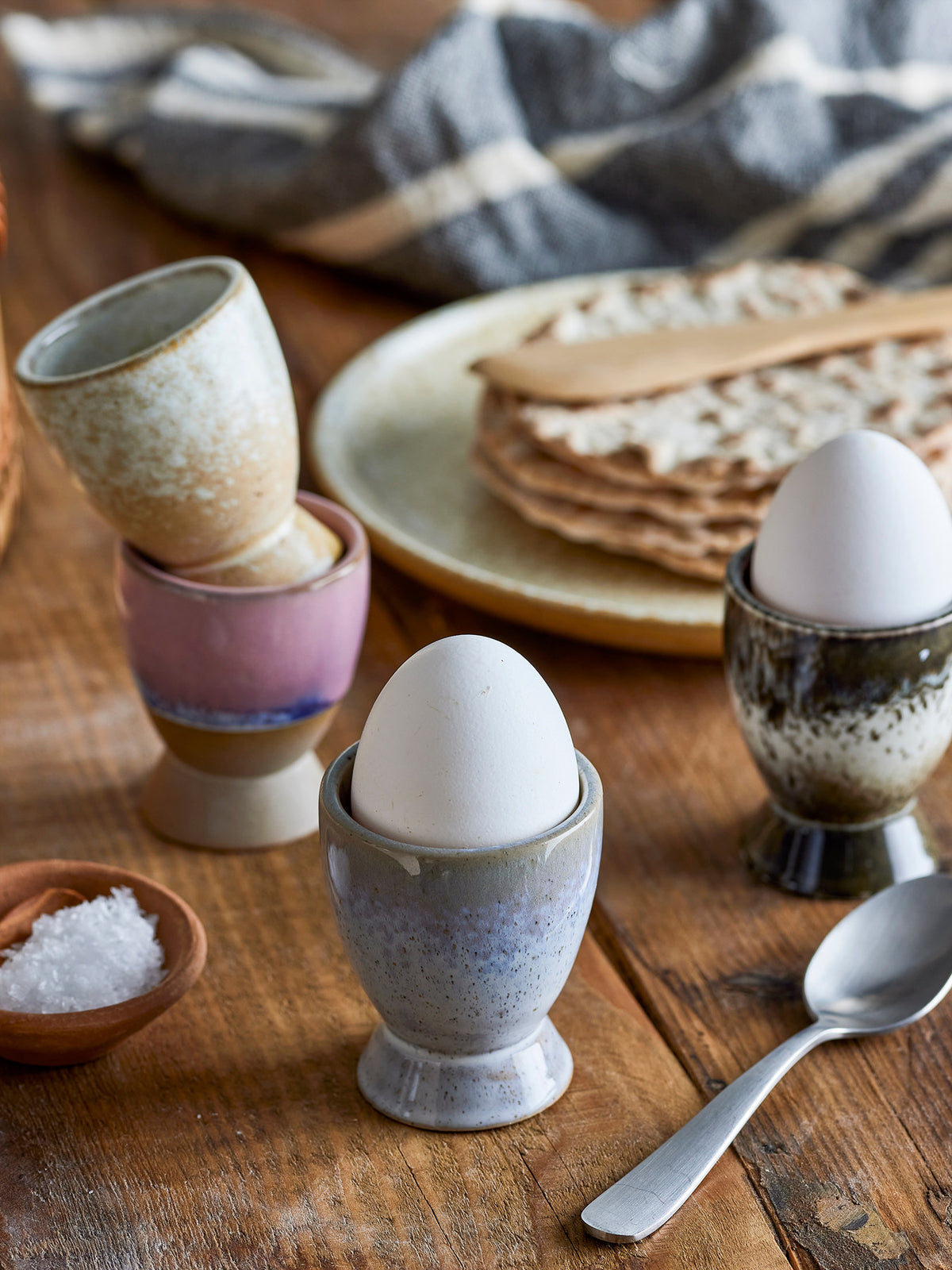 Beiger Eierbecher aus Steingut mit gesprenkelter, reaktiver Glasur und weich geformter Silhouette, Paula Serie von Bloomingville