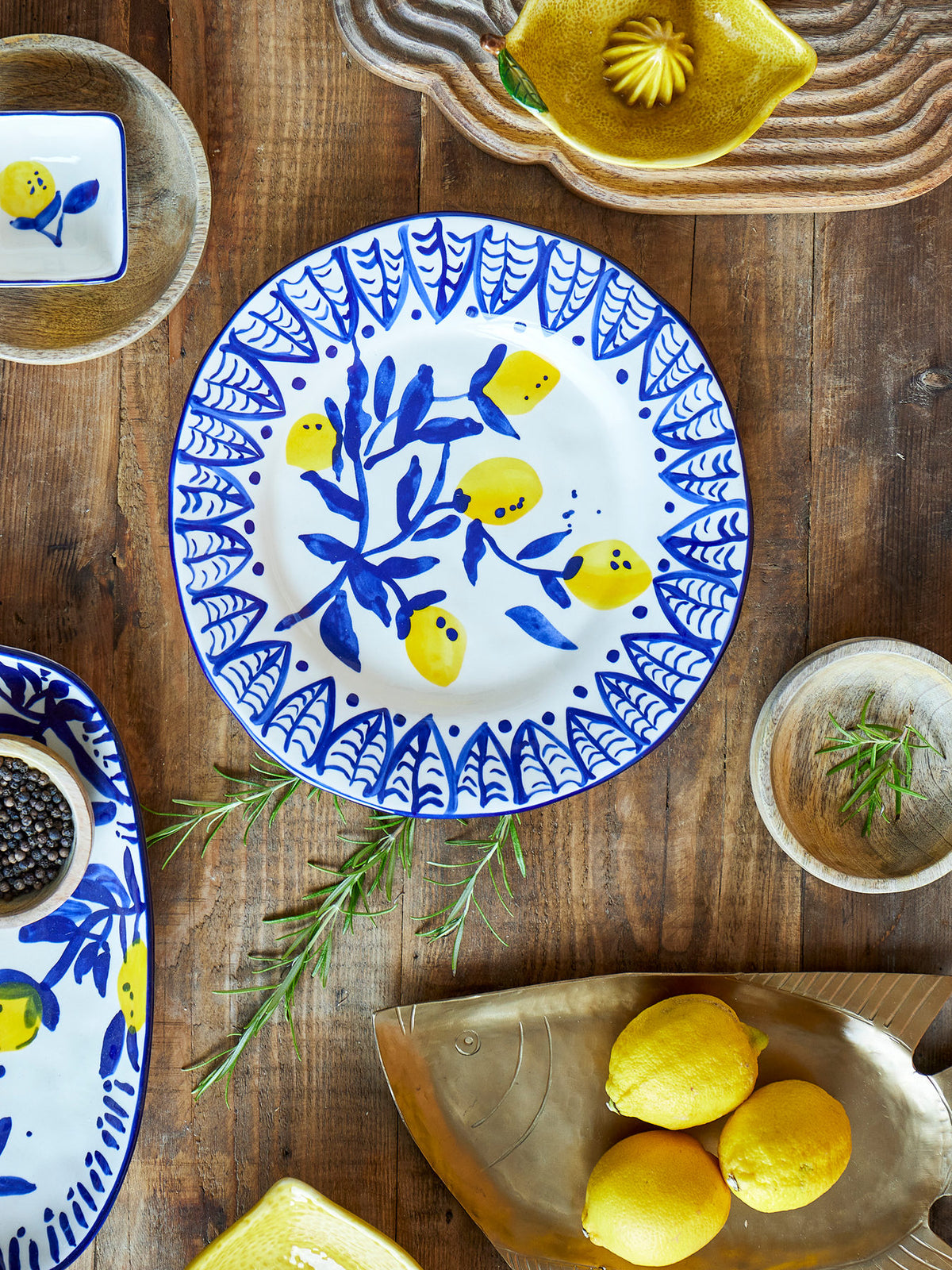 Maxima Teller, Blue, Steingut in Blau präsentiert im Onlineshop von KAQTU Design AG. Teller ist von Creative Collection