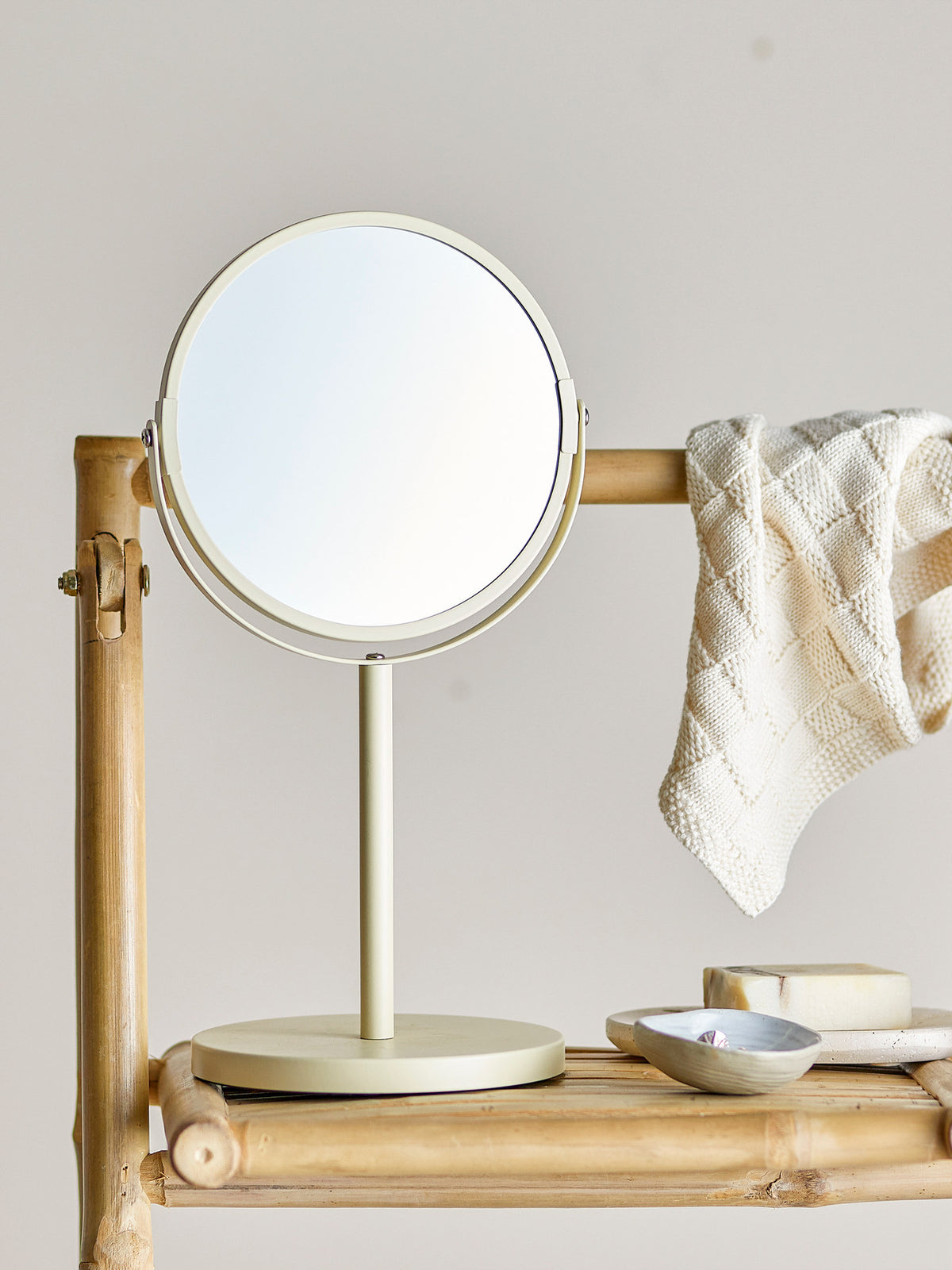 Runder Tischspiegel Milde von Bloomingville in Beige mit doppeltem Eisenrahmen, Glasfläche beidseitig nutzbar, eine Seite mit Vergrösserung.