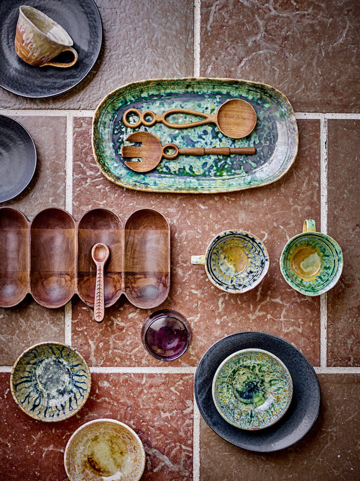 Runde Schale aus Steingut in Beige mit gesprenkelter, marmorierter Glasur und craqueliertem Muster, Modell Milani von Bloomingville.