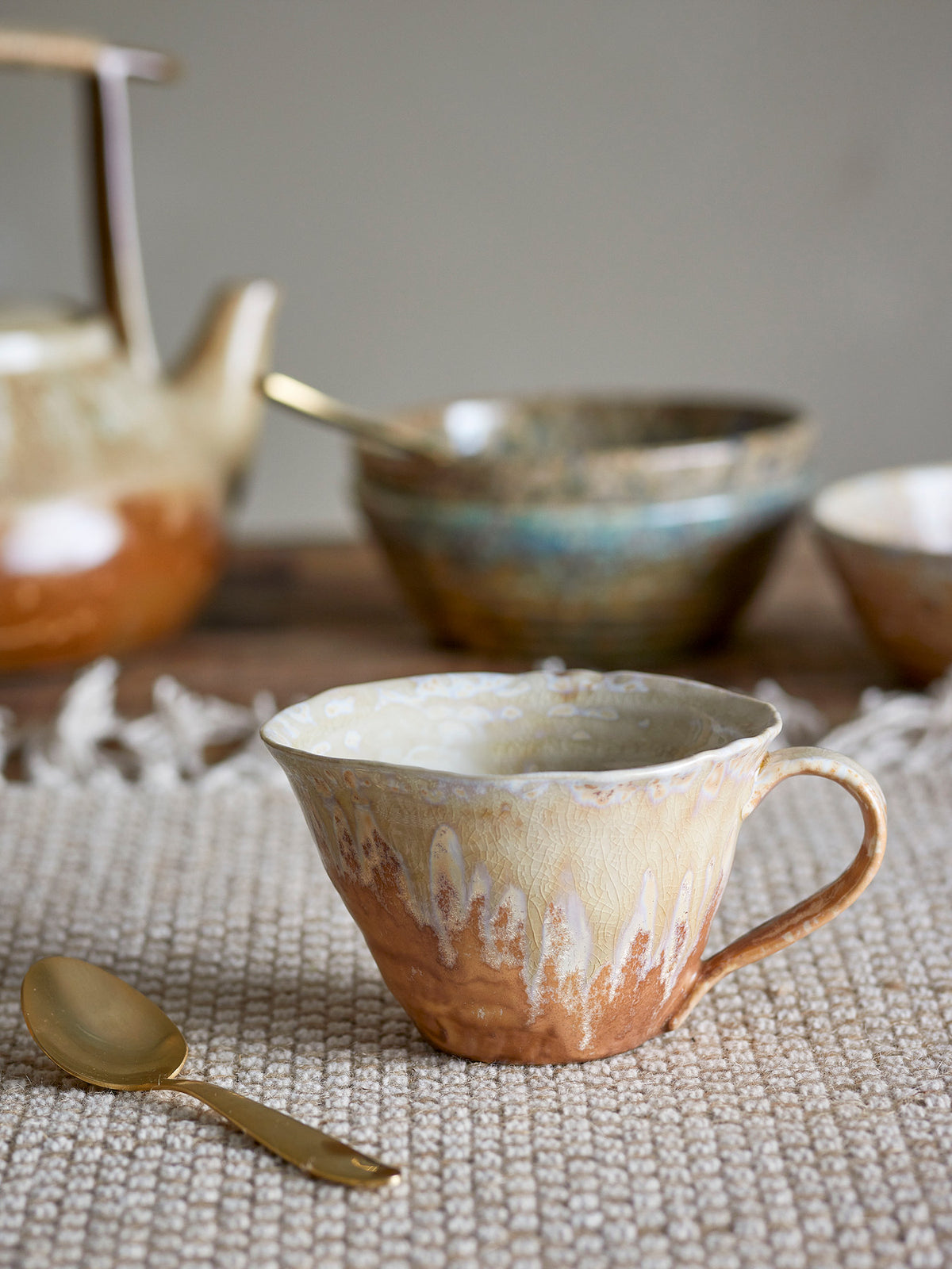 Beige Tasse Milani von Bloomingville aus Steingut mit lebendiger reaktiver Glasur, runder Form und komfortablem Henkel, Durchmesser 11 cm.