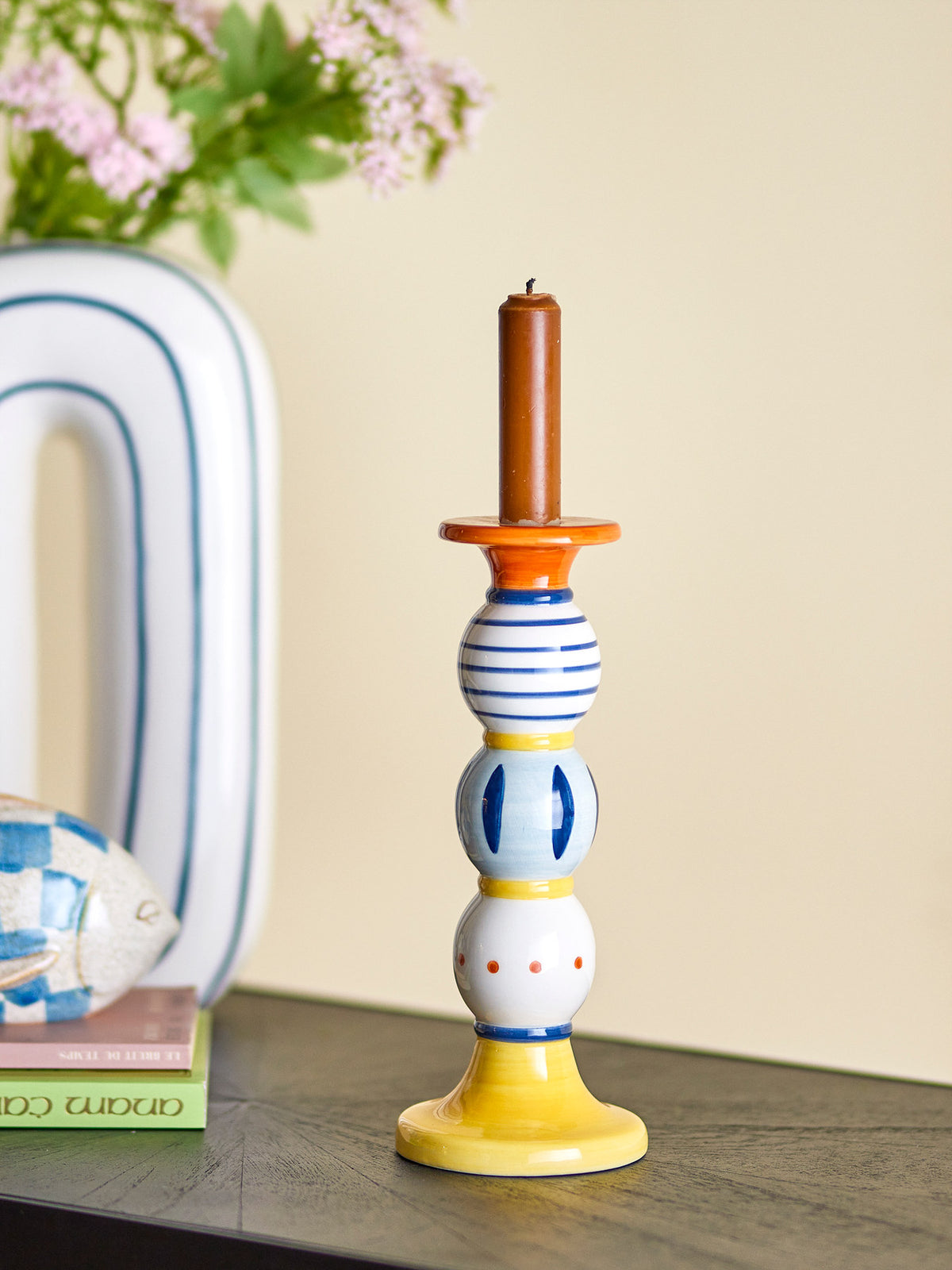Kairi Kerzenhalter, Gelb, Steingut in Gelb präsentiert im Onlineshop von KAQTU Design AG. Kerzenständer ist von Bloomingville