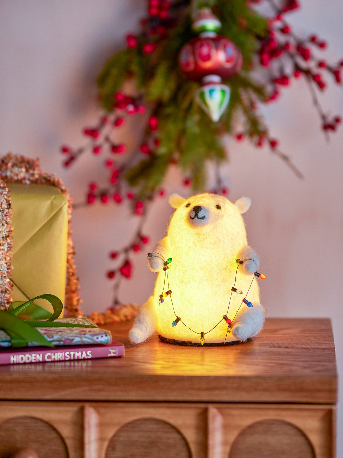 Wally Deko mit Licht, Weiss, Wolle in Weiss präsentiert im Onlineshop von KAQTU Design AG. Kunstgegenstände ist von Bloomingville