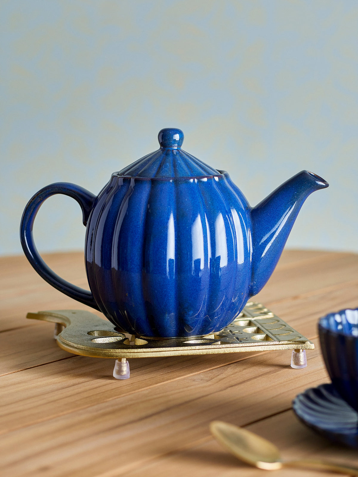 Latina Teekanne, Blau, Steingut in Blau präsentiert im Onlineshop von KAQTU Design AG. Teekrüge ist von Bloomingville