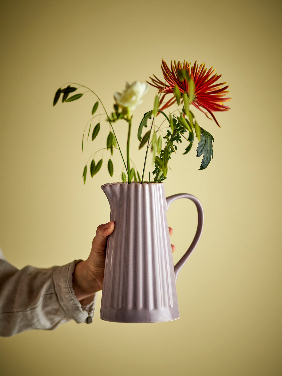 Latina Krug, Rose, Steingut in Rose präsentiert im Onlineshop von KAQTU Design AG. Wasserkrüge ist von Bloomingville