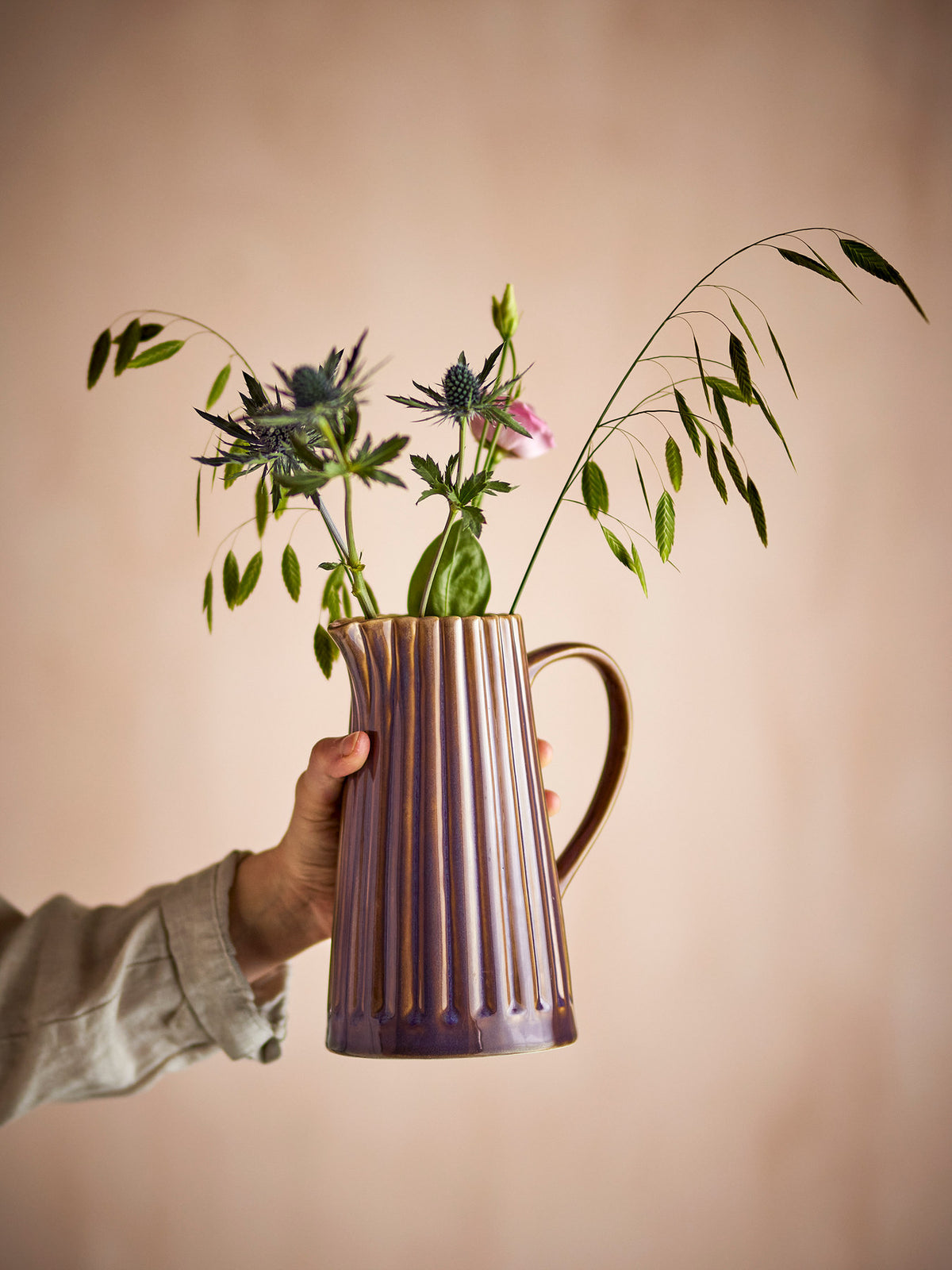 Latina Krug, Violett, Steingut in Lila präsentiert im Onlineshop von KAQTU Design AG. Wasserkrüge ist von Bloomingville